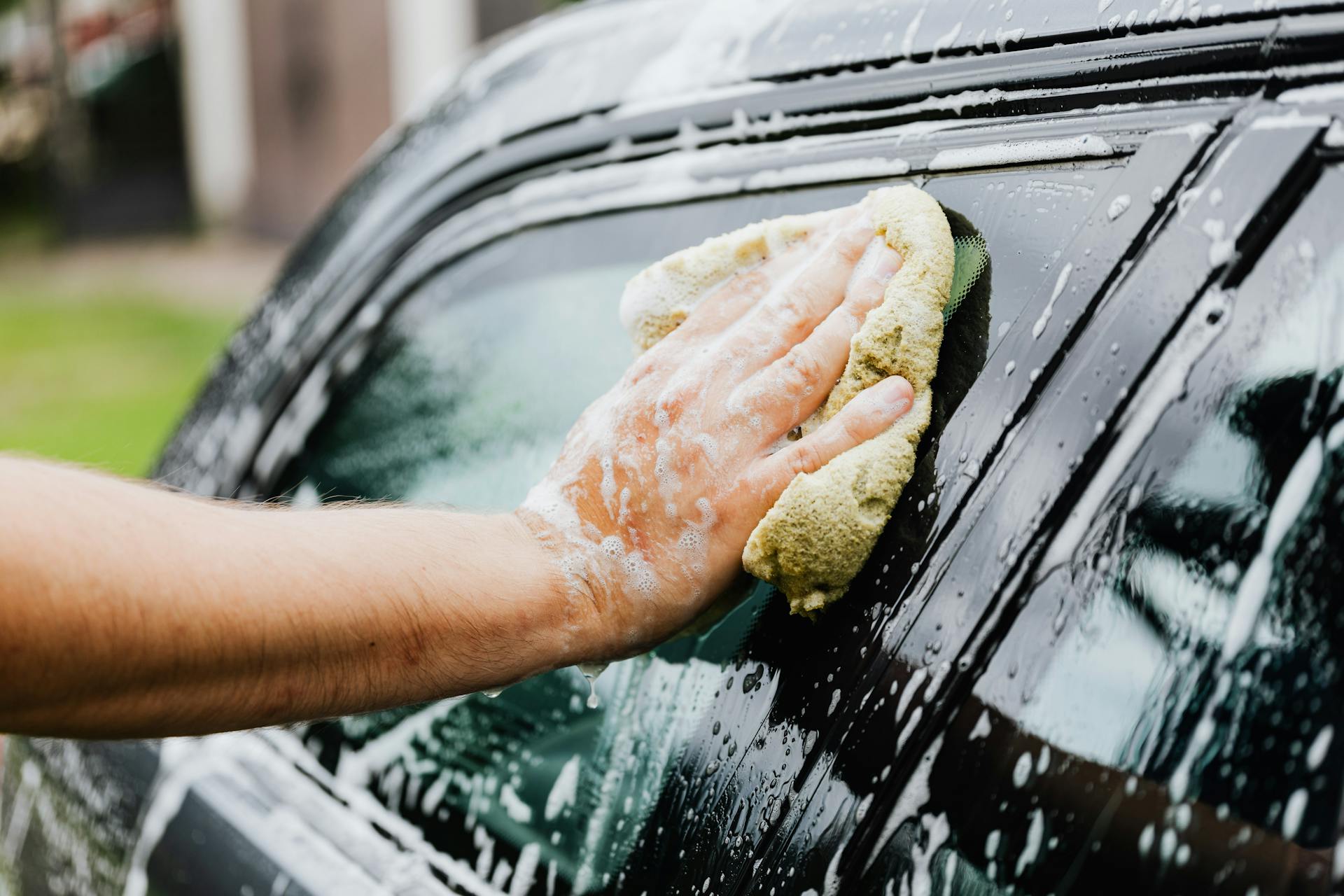 A man cleaning a car | Source: Pexels