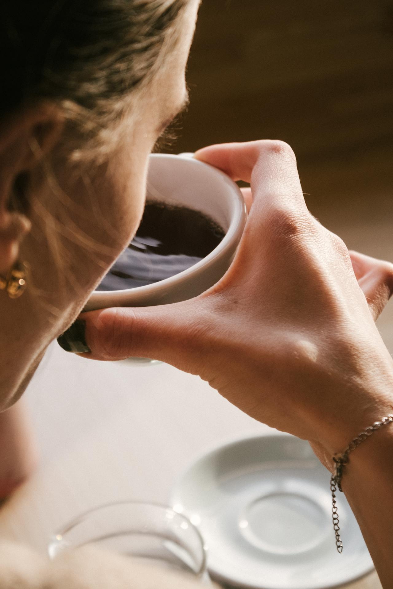 Uma mulher bebendo uma bebida | Fonte: Pexels