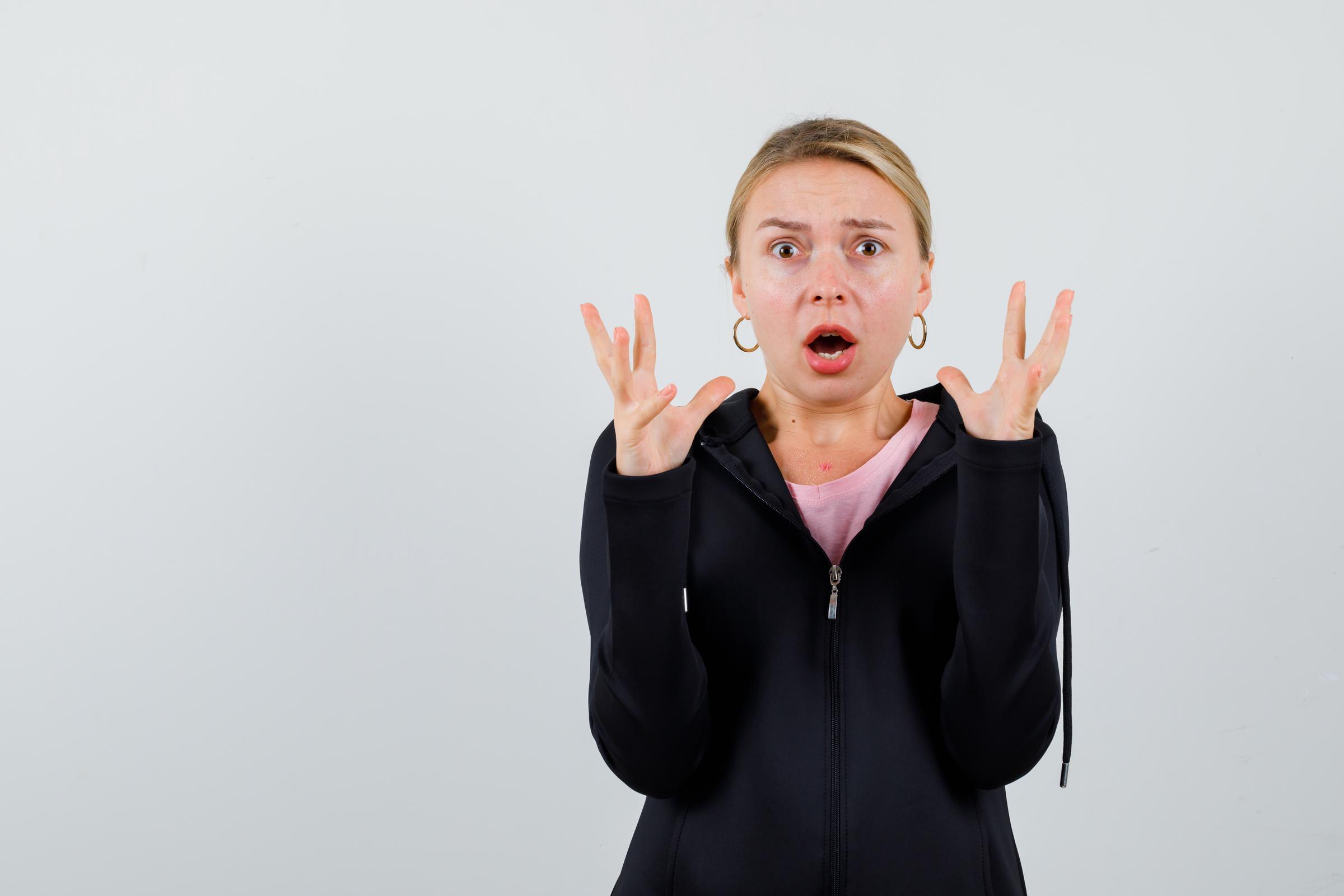 A woman panicking | Source: Freepik