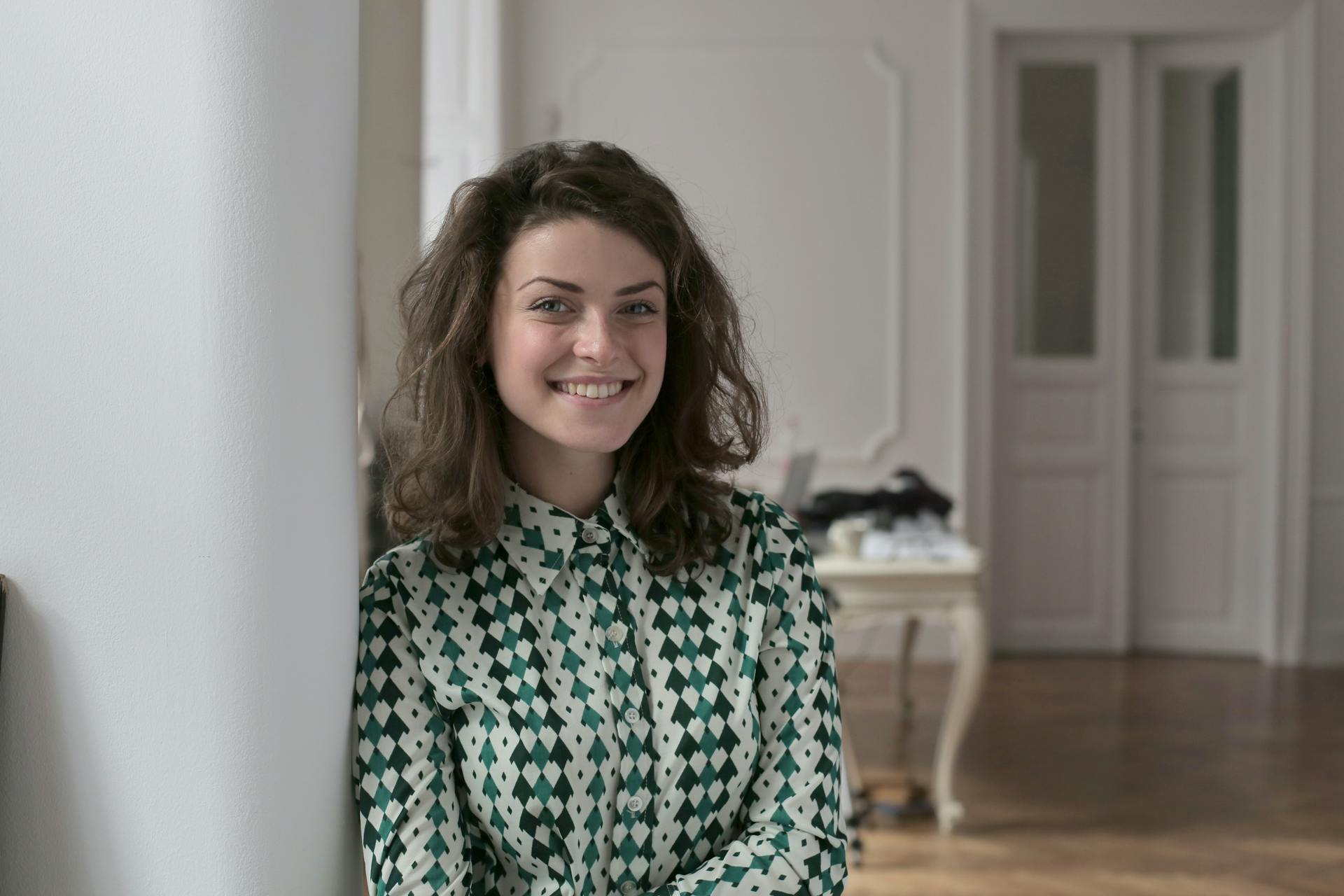 A smiling woman looking at someone | Source: Pexels