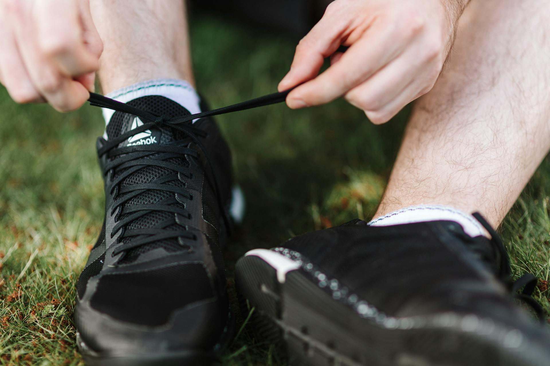 A man tying his shoelace | Source: Pexels