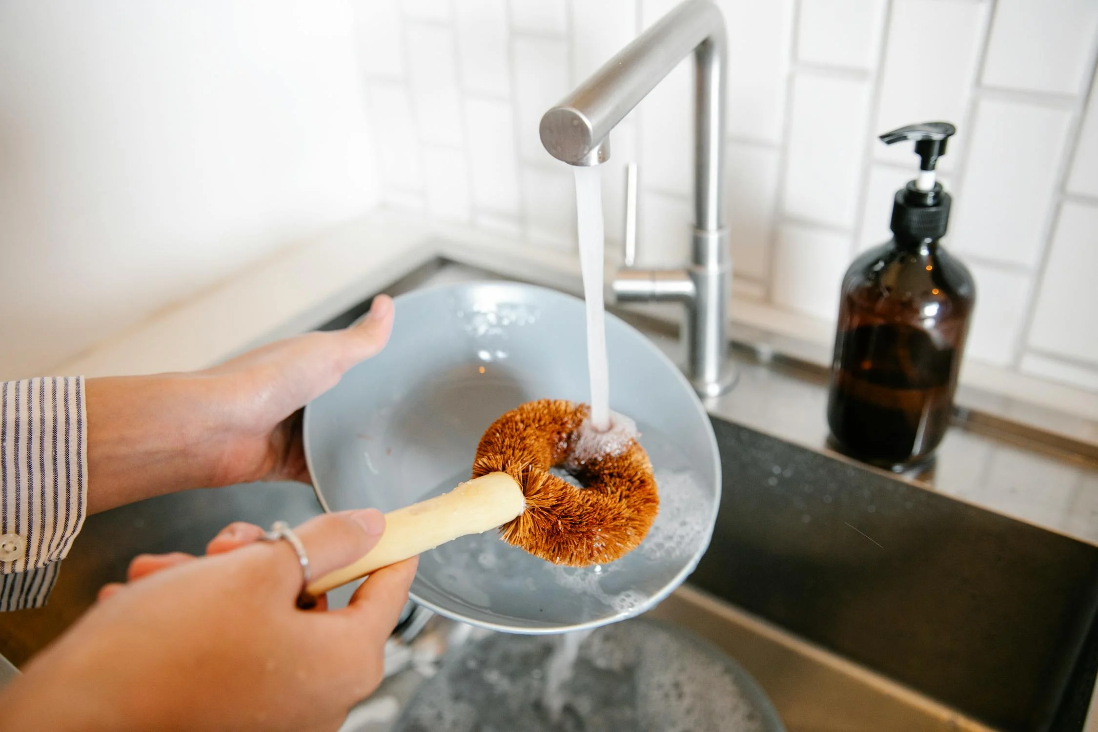 A woman washing the dishes | Source: Pexels