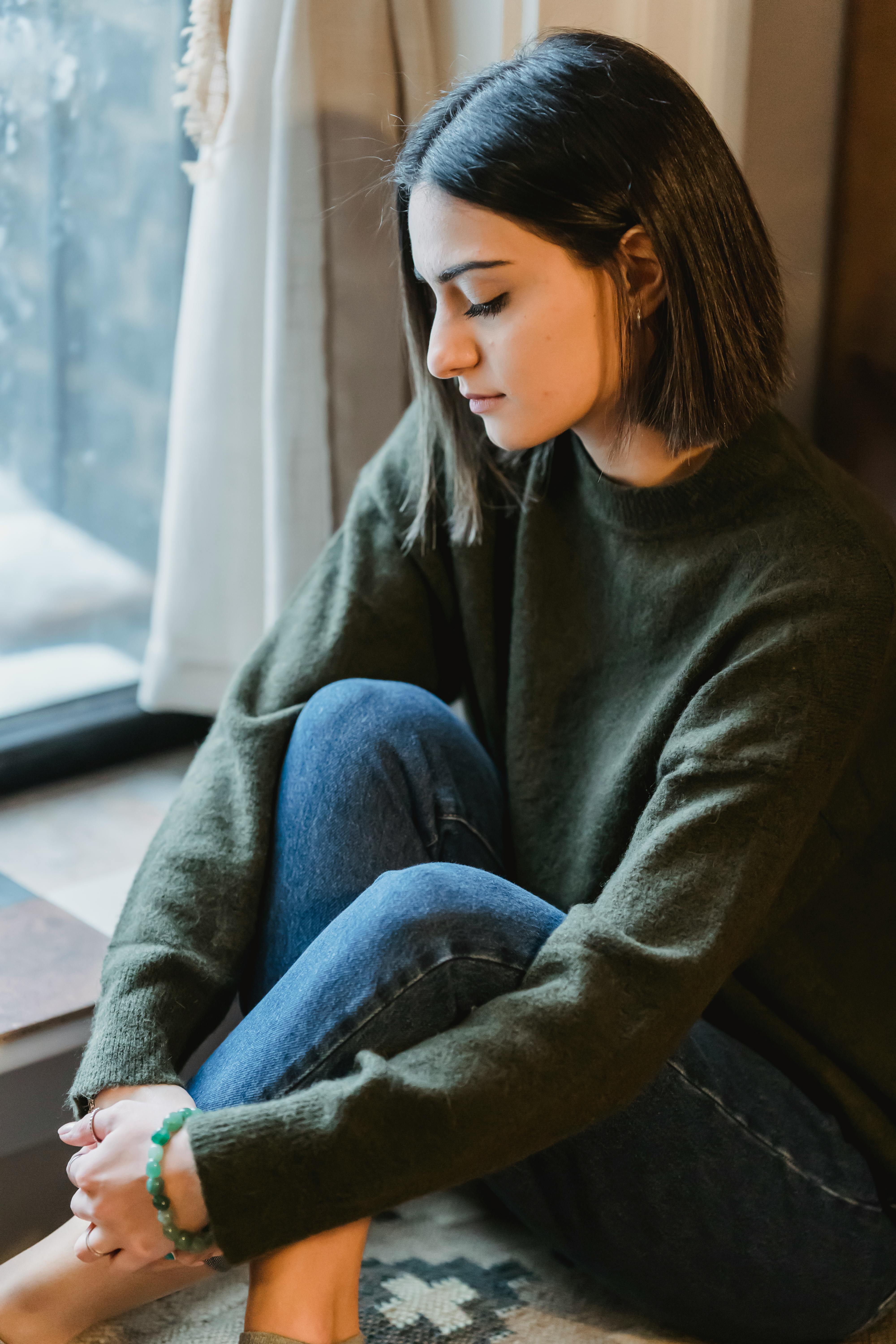 A sad woman seated | Source: Pexels