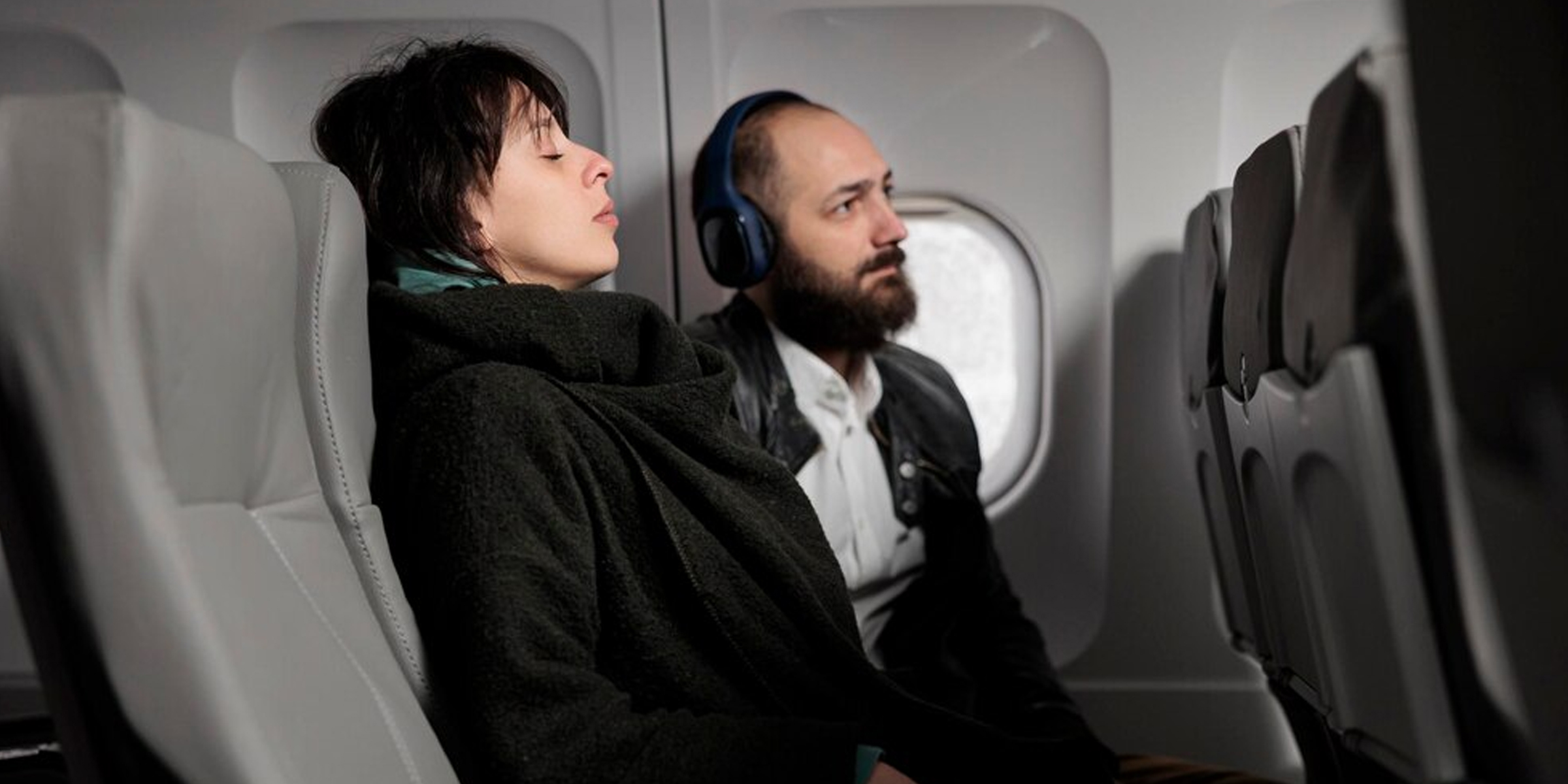 A man and a woman relaxing on a flight | Source: Freepik.com/dcstudio