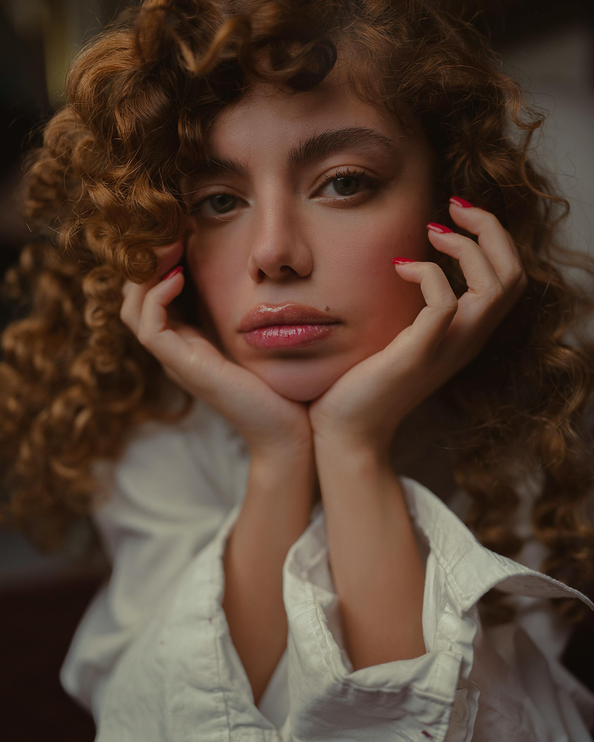 A woman resting her chin in her hands | Source: Pexels