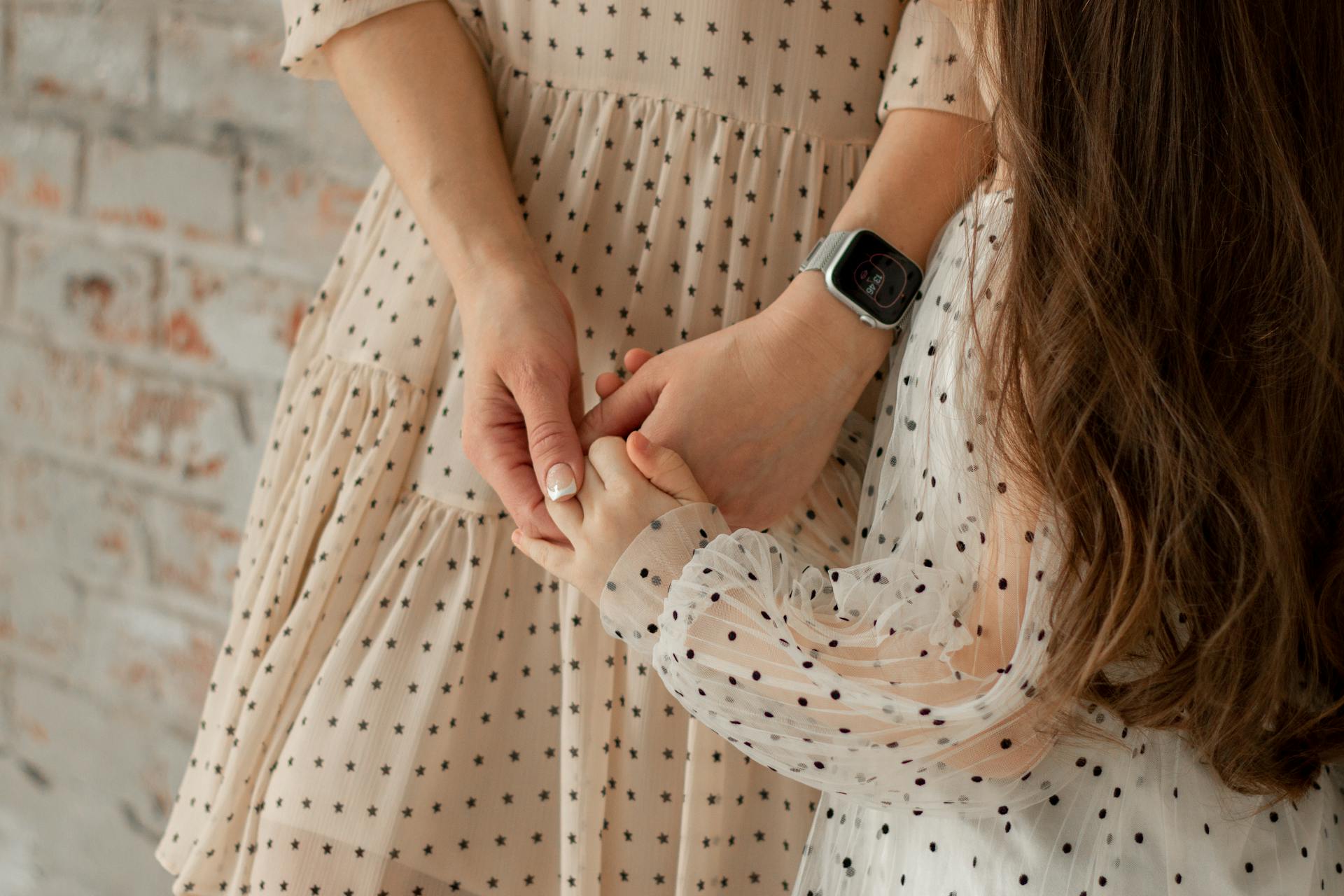 A close-up shot of a woman holding a little girl's hand | Source: Pexels