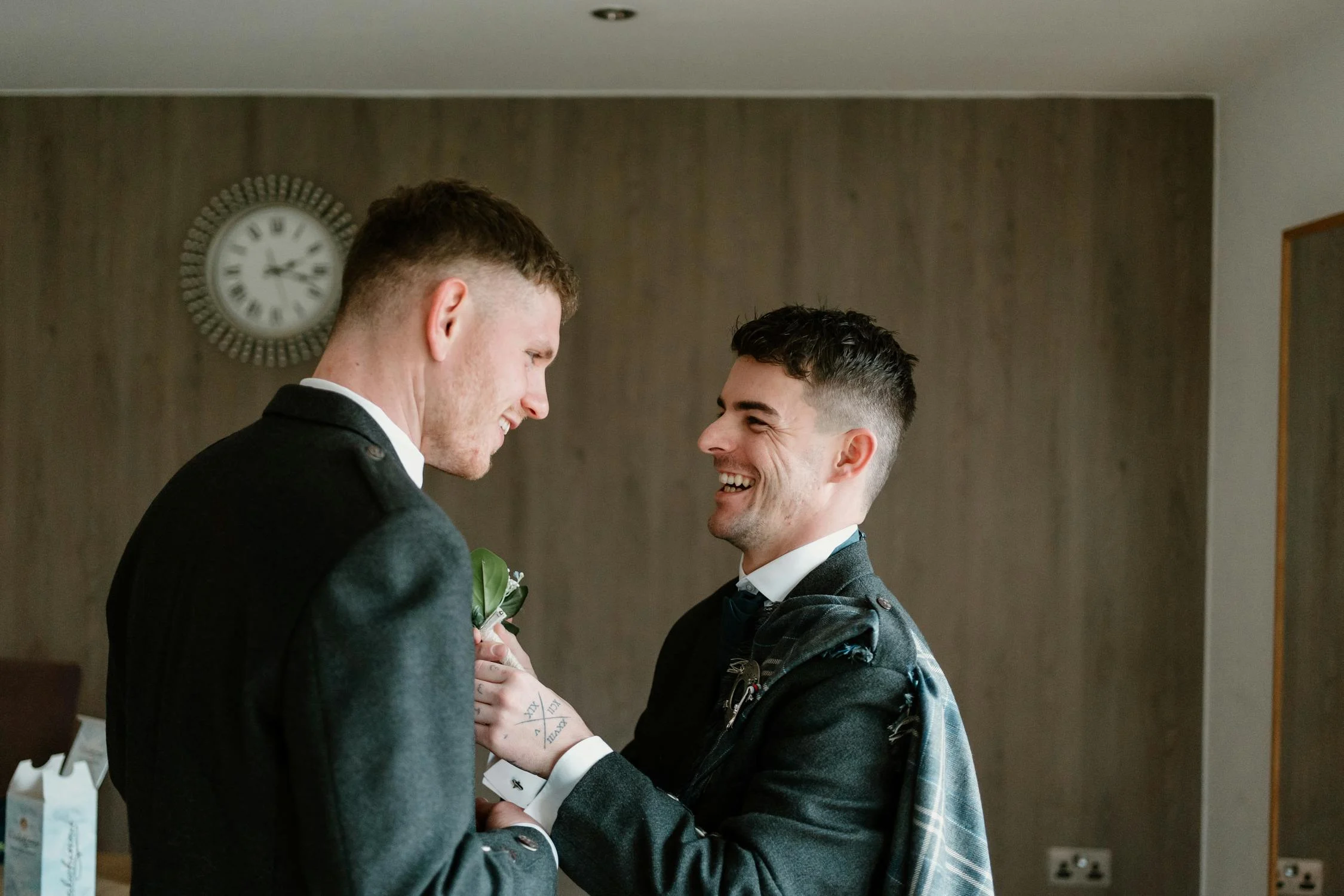 A best man talking to the groom | Source: Pexels