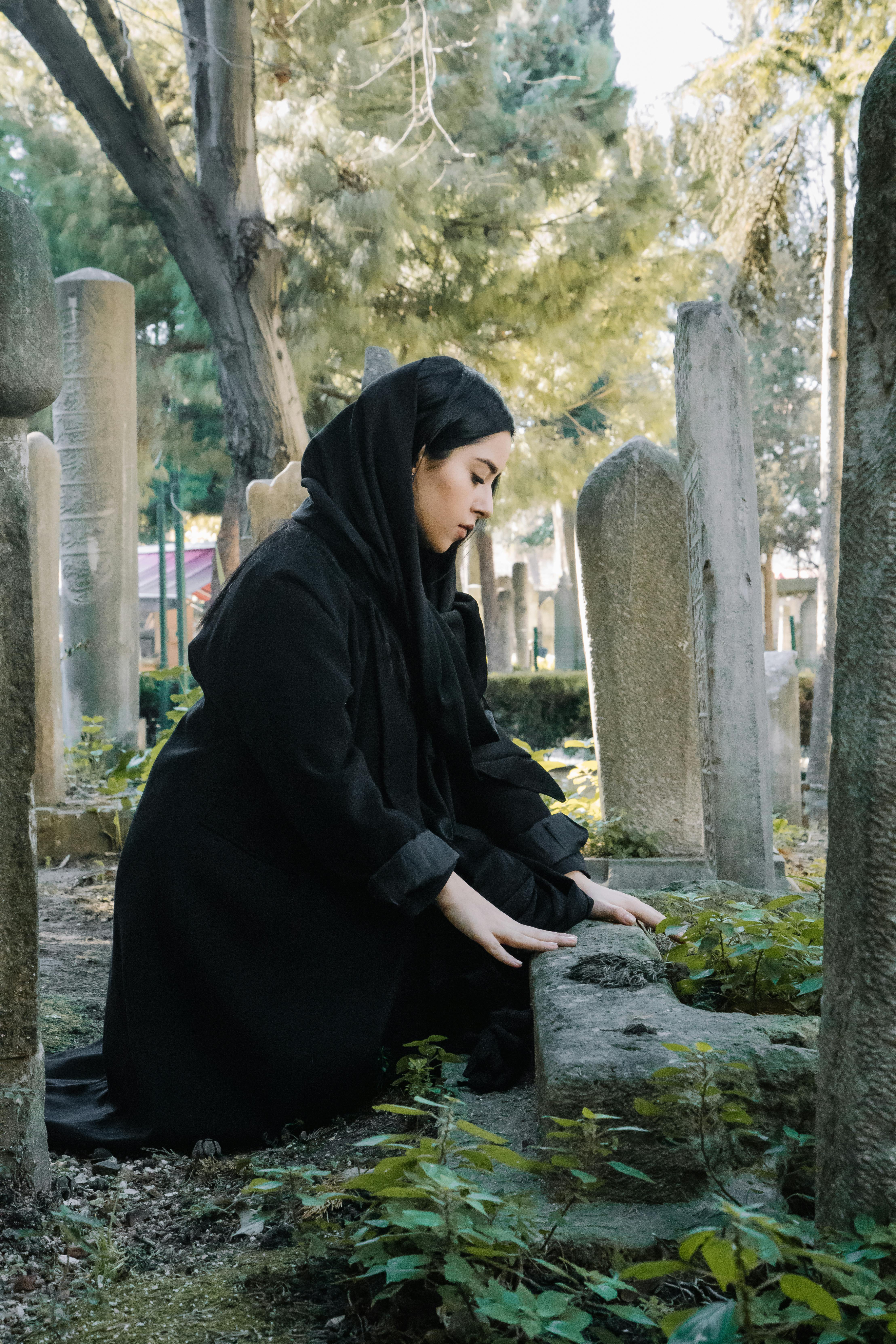 A sad woman at a cemetery | Source: Pexels