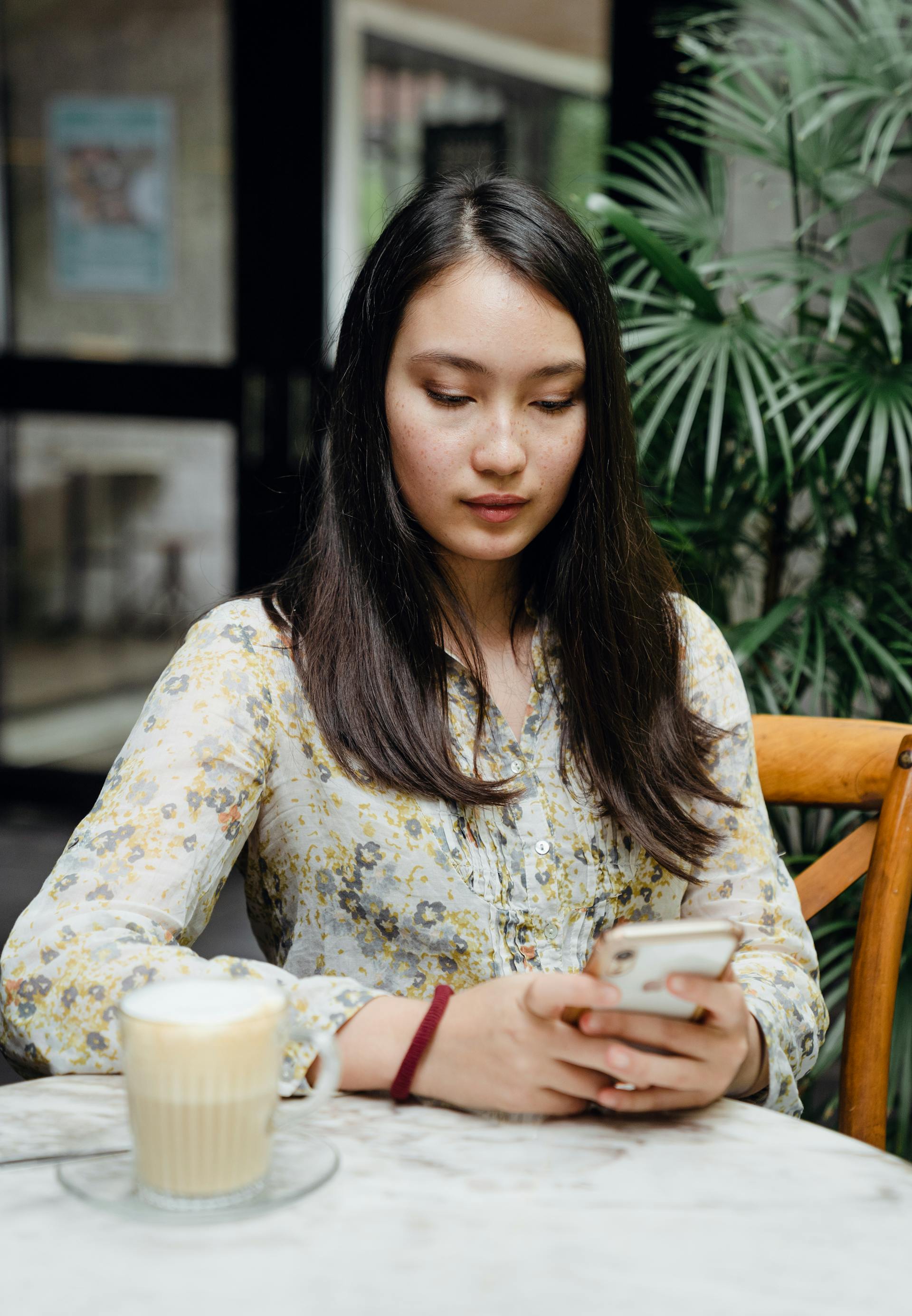 A woman staring at her cell phone | Source: Pexels