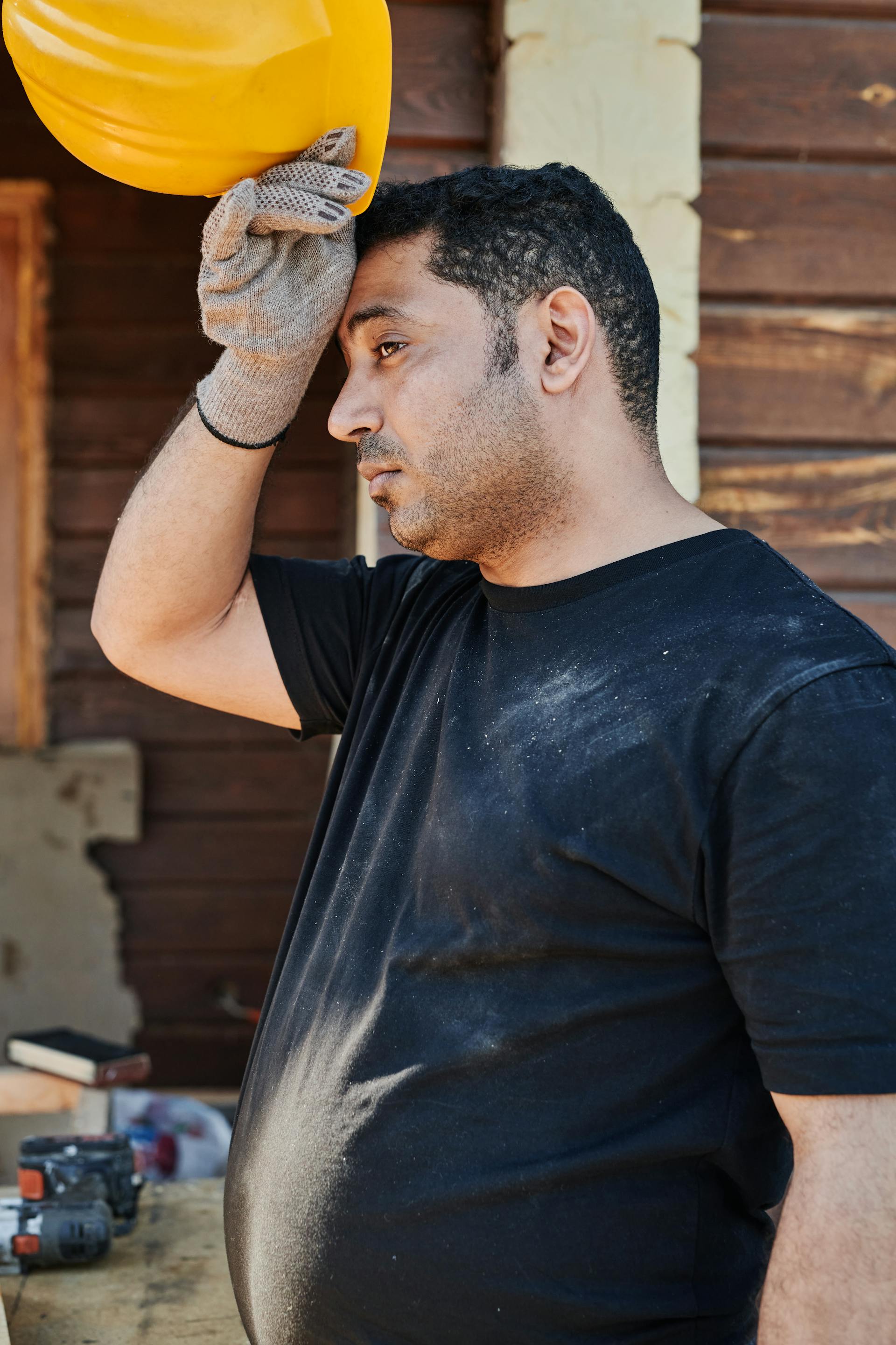 A man working on a construction site glancing to one side | Source: Pexels