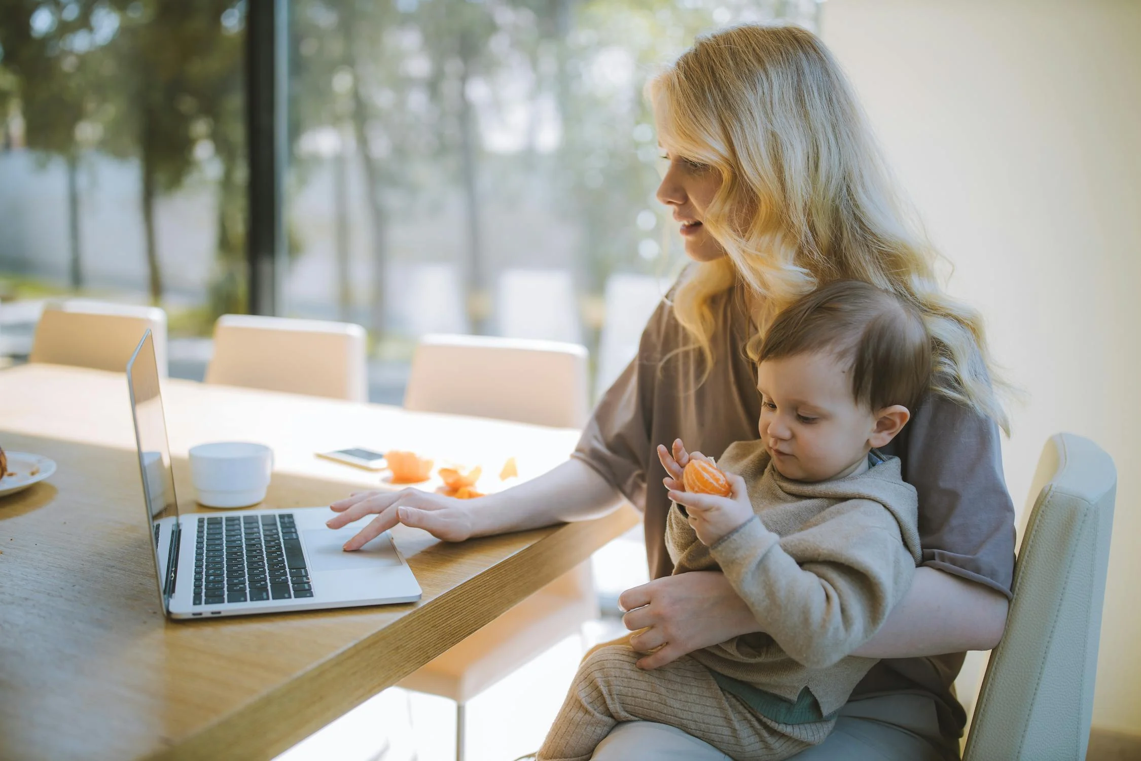A woman working with her baby | Source: Pexels