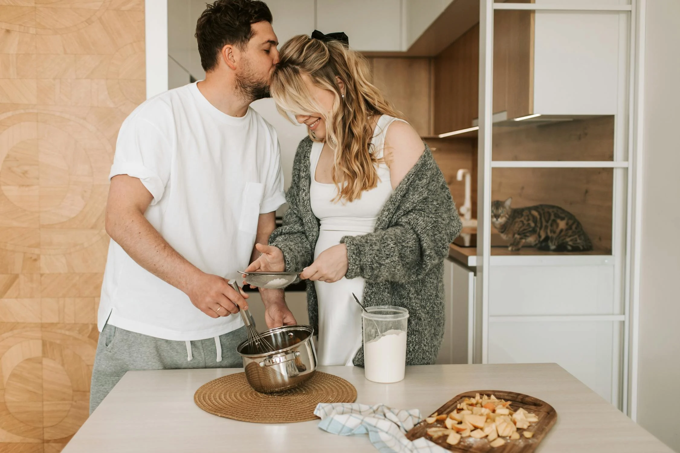 A happy couple cooking | Source: Pexels