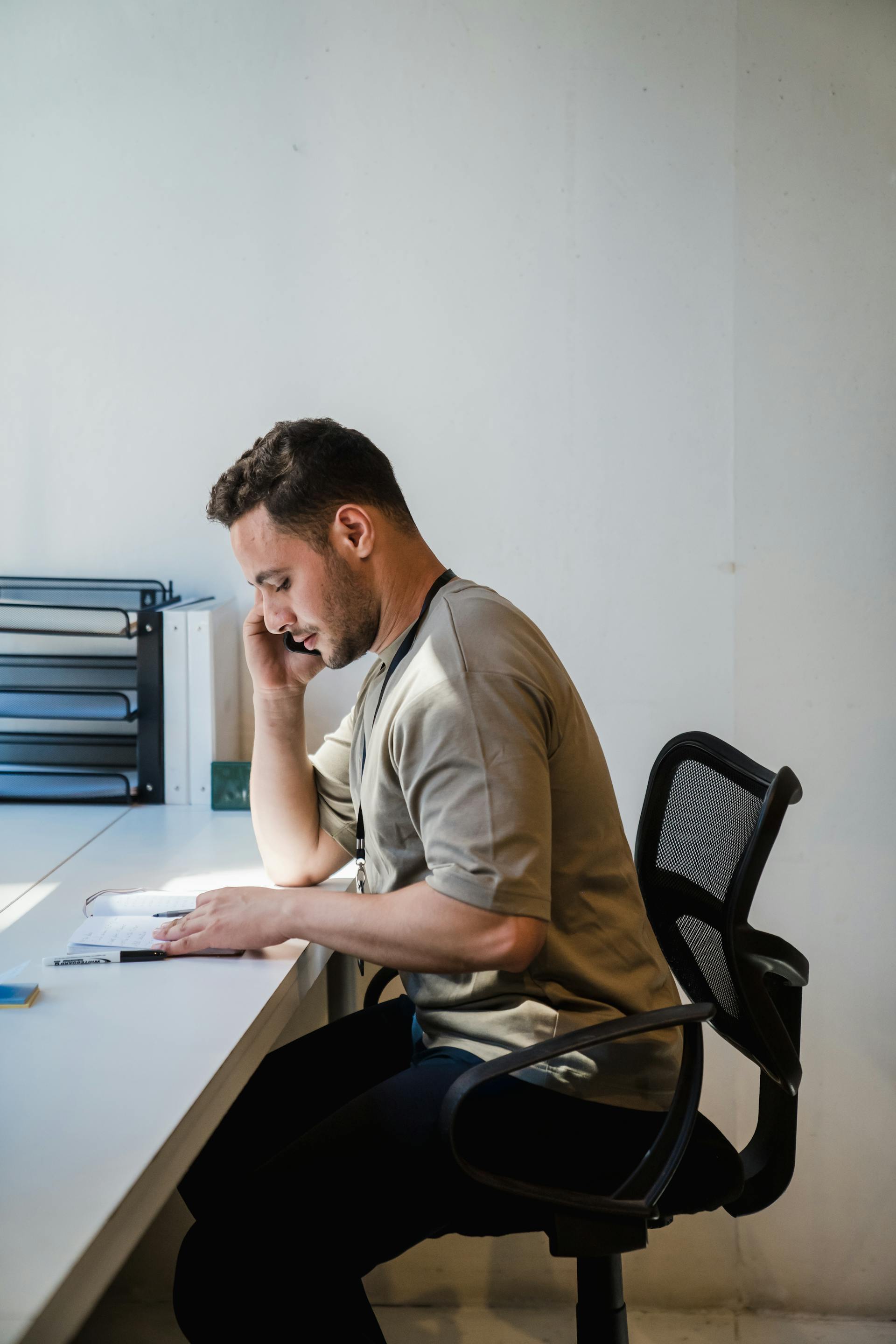 A man making a phone call | Source: Pexels