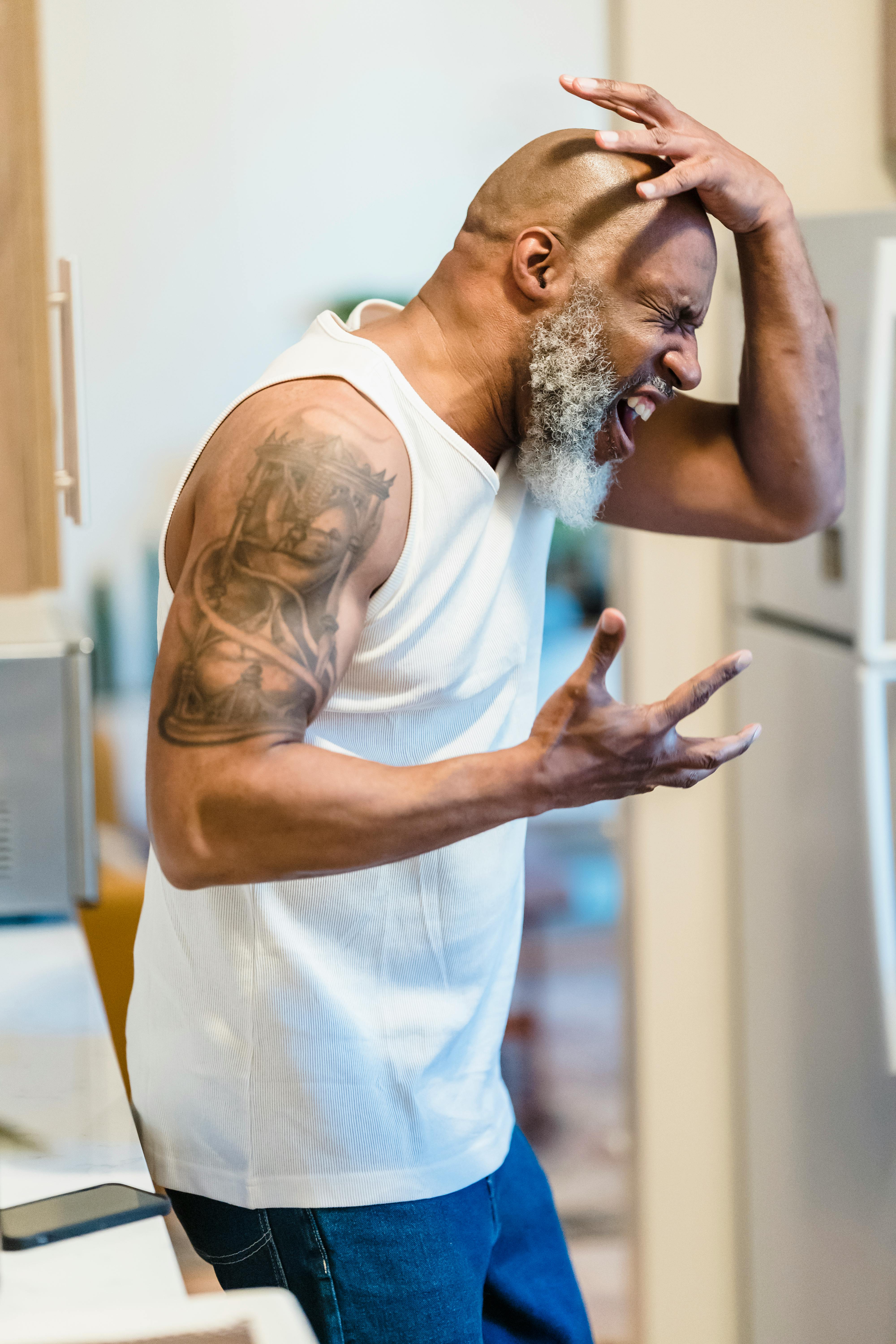 Um homem furioso gritando | Fonte: Pexels