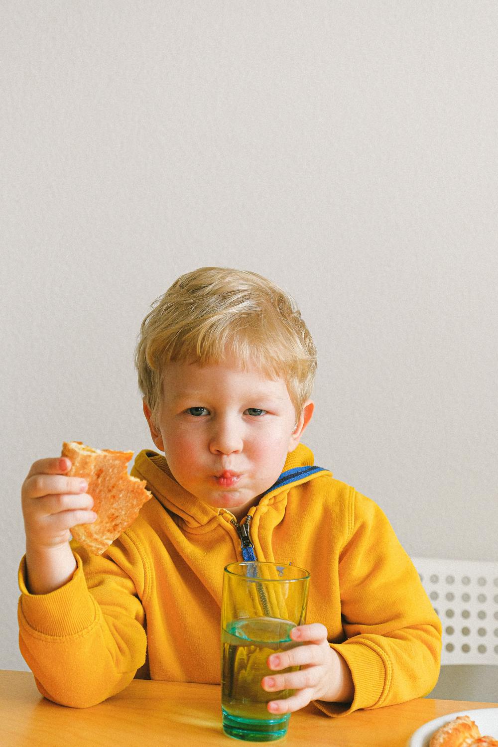 A boy eating pizza | Source: Pexels