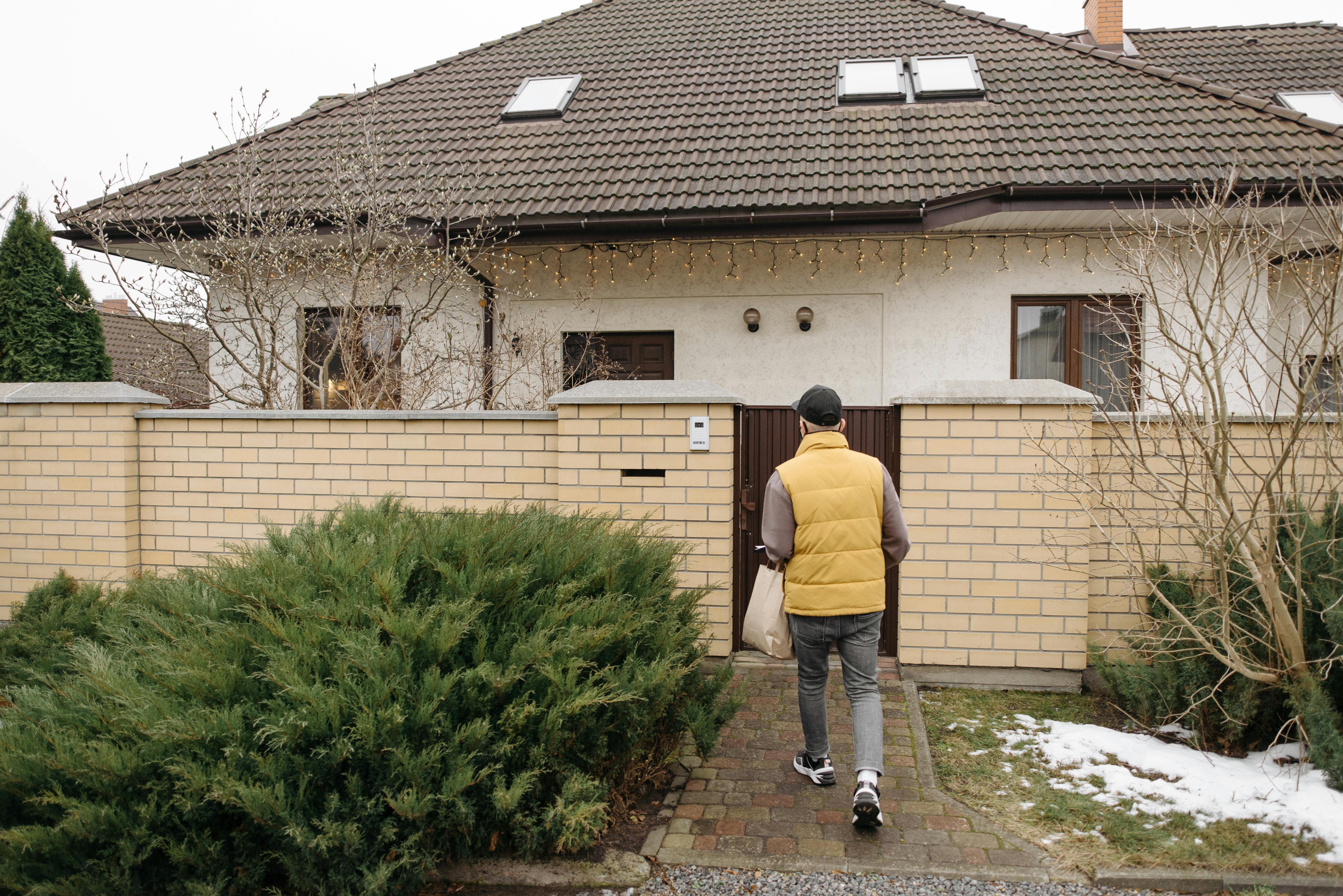 A man walking toward a house | Source: Pexels