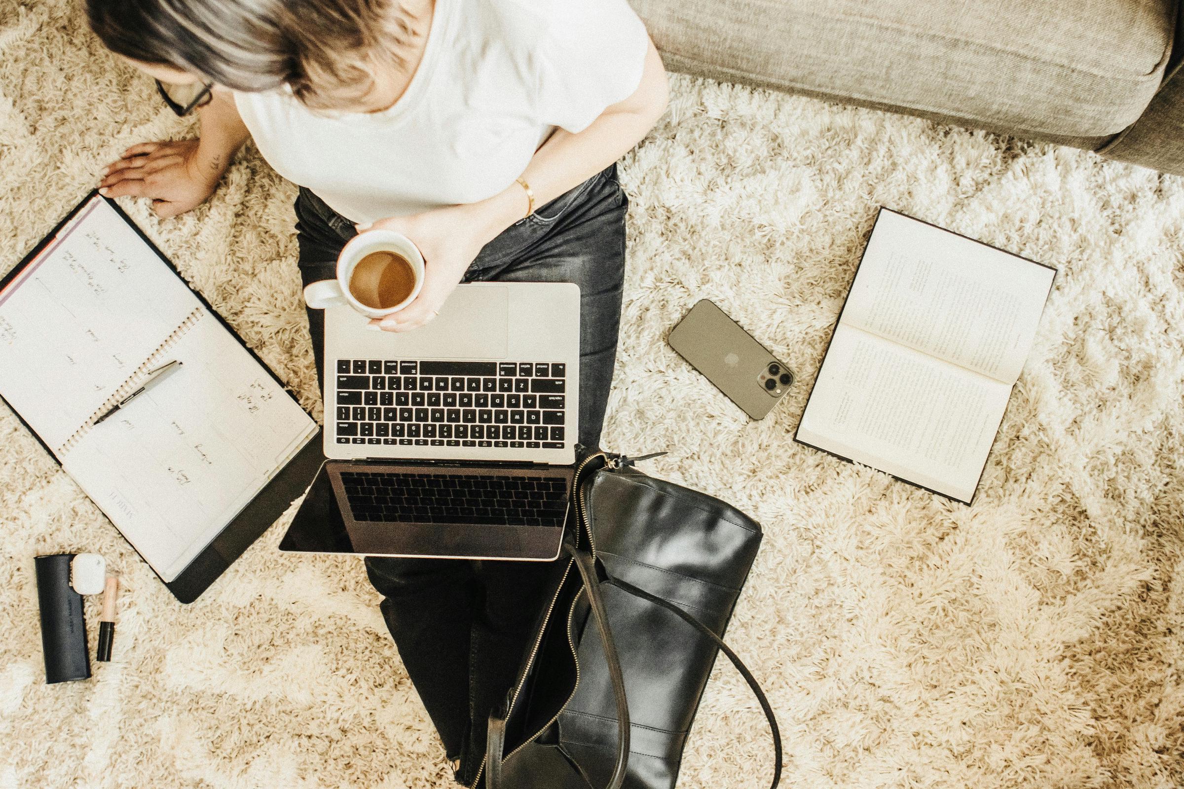 A woman working on her laptop | Source: Pexels