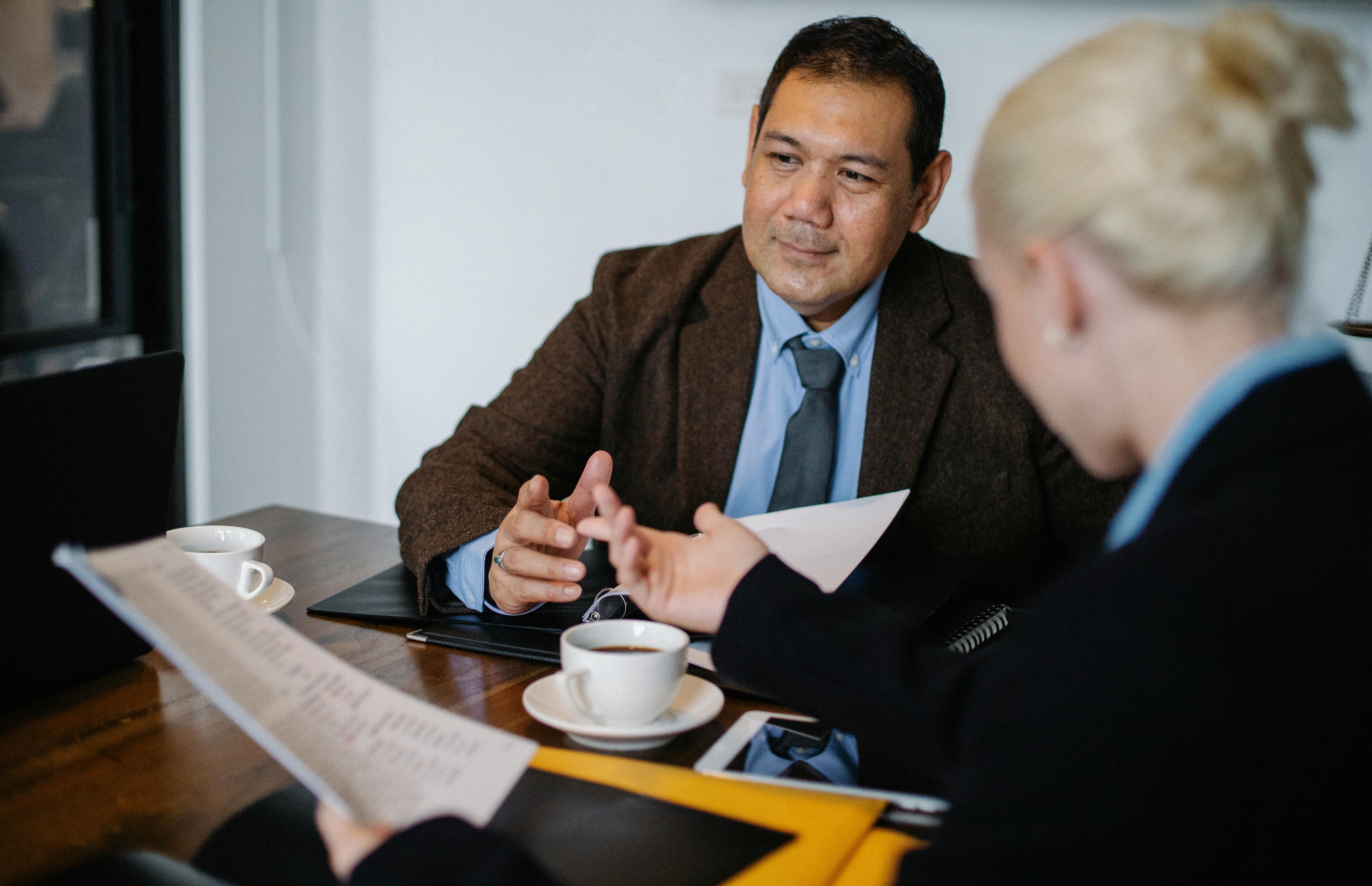 Boss talks to a woman | Source: Pexels