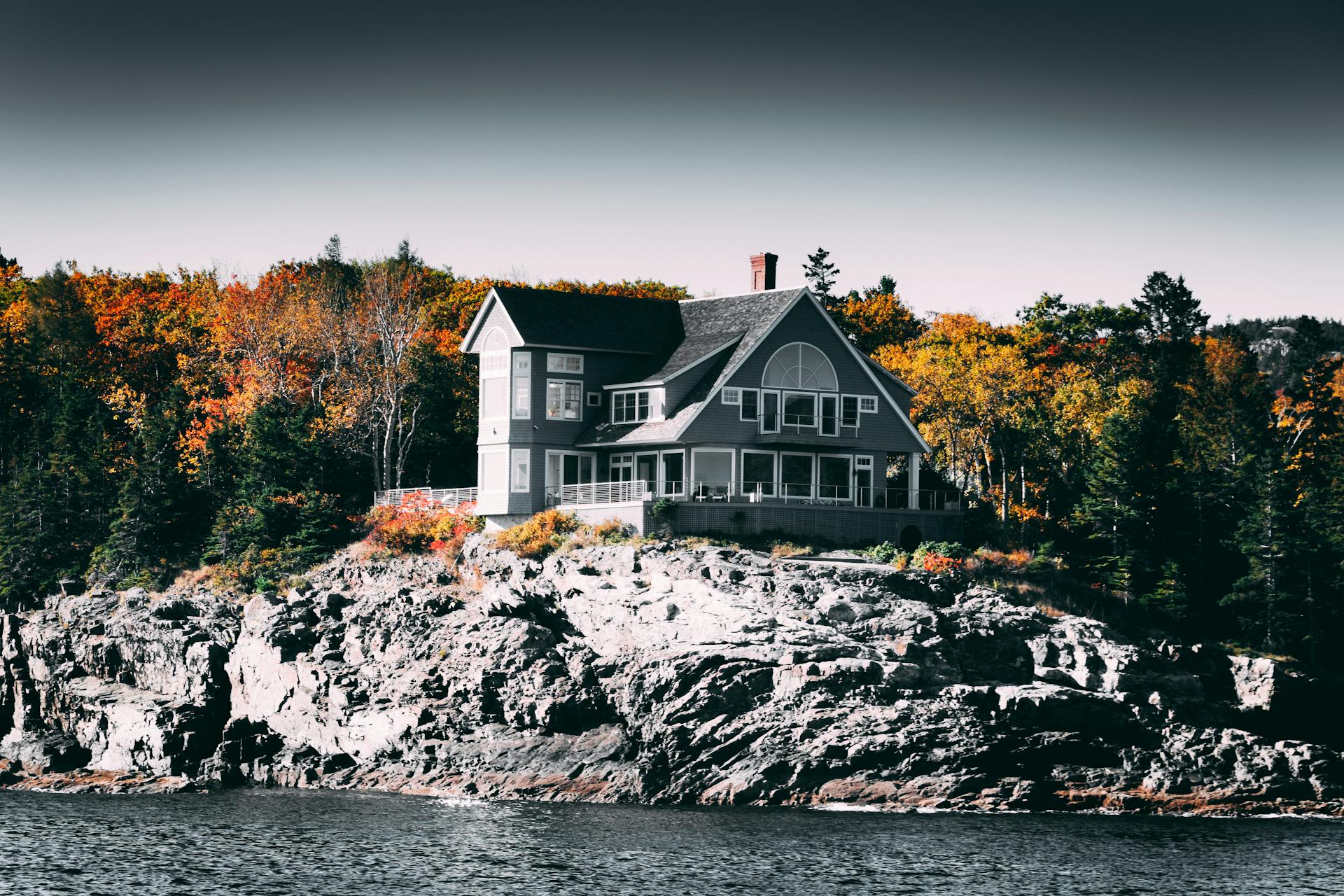 A stunning house nestled in a scenic landscape | Source: Pexels
