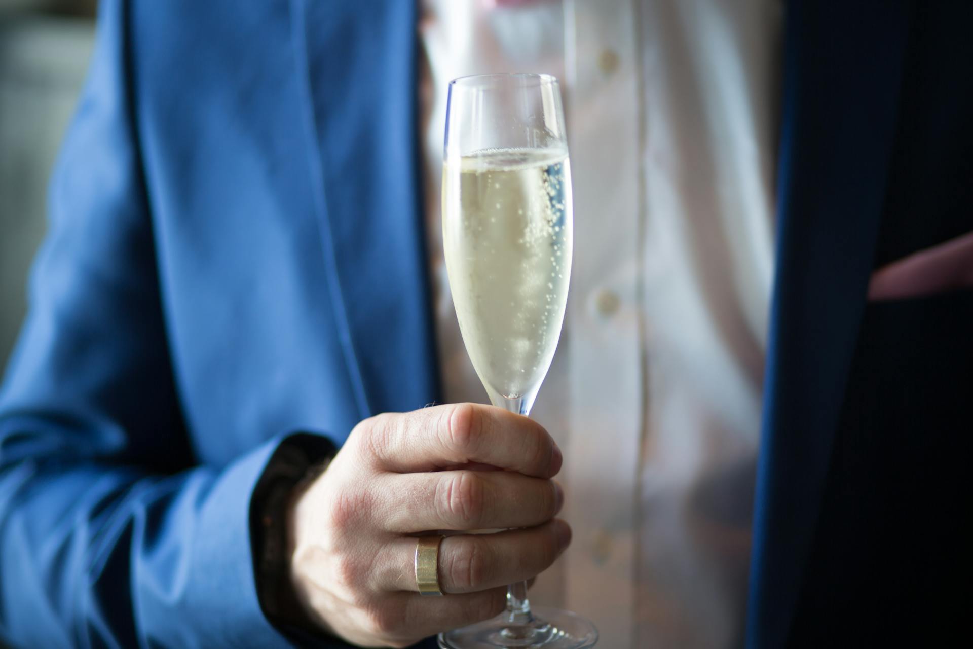 A man holding a glass of champagne | Source: Pexels