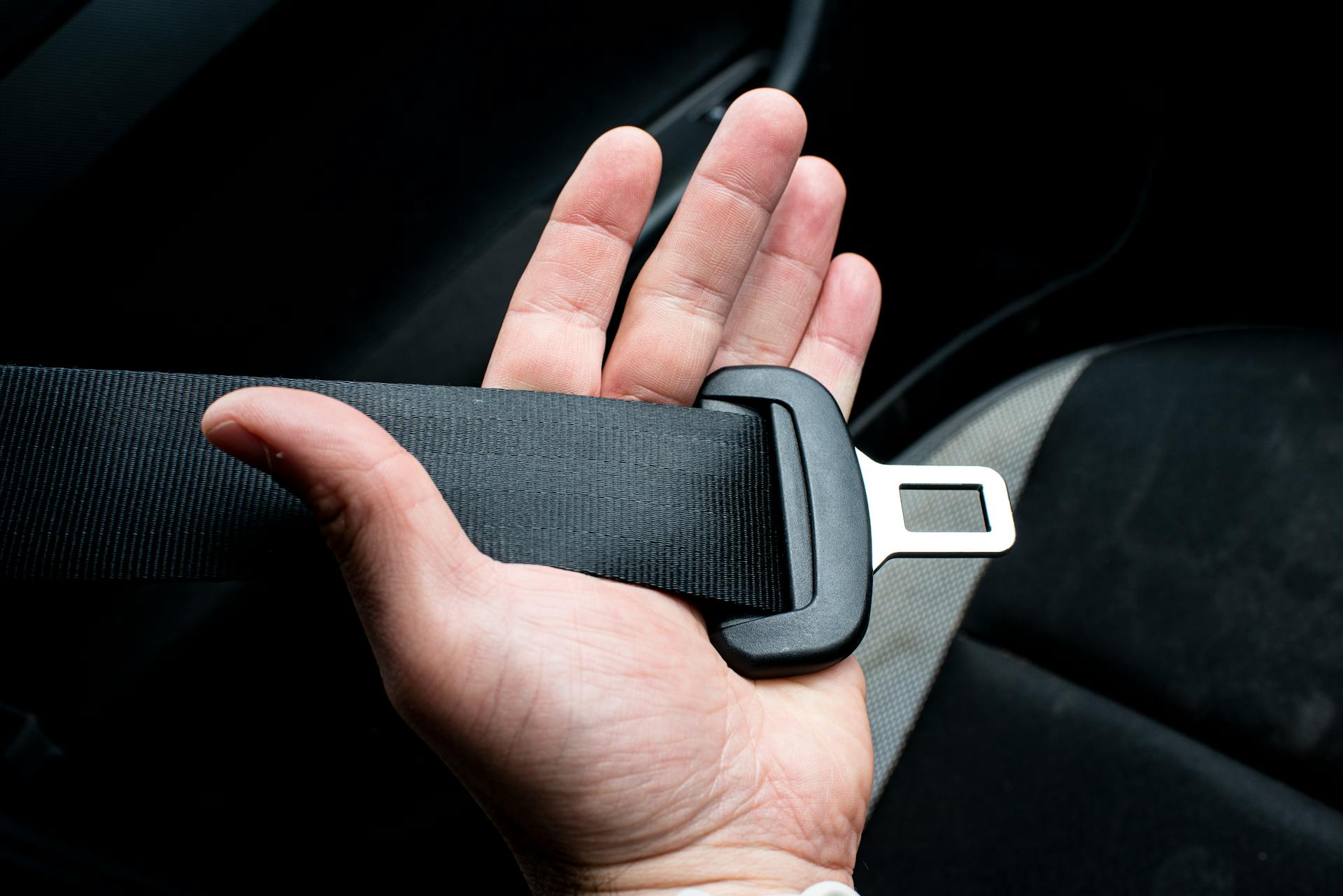 A person putting on a seat belt | Source: Pexels