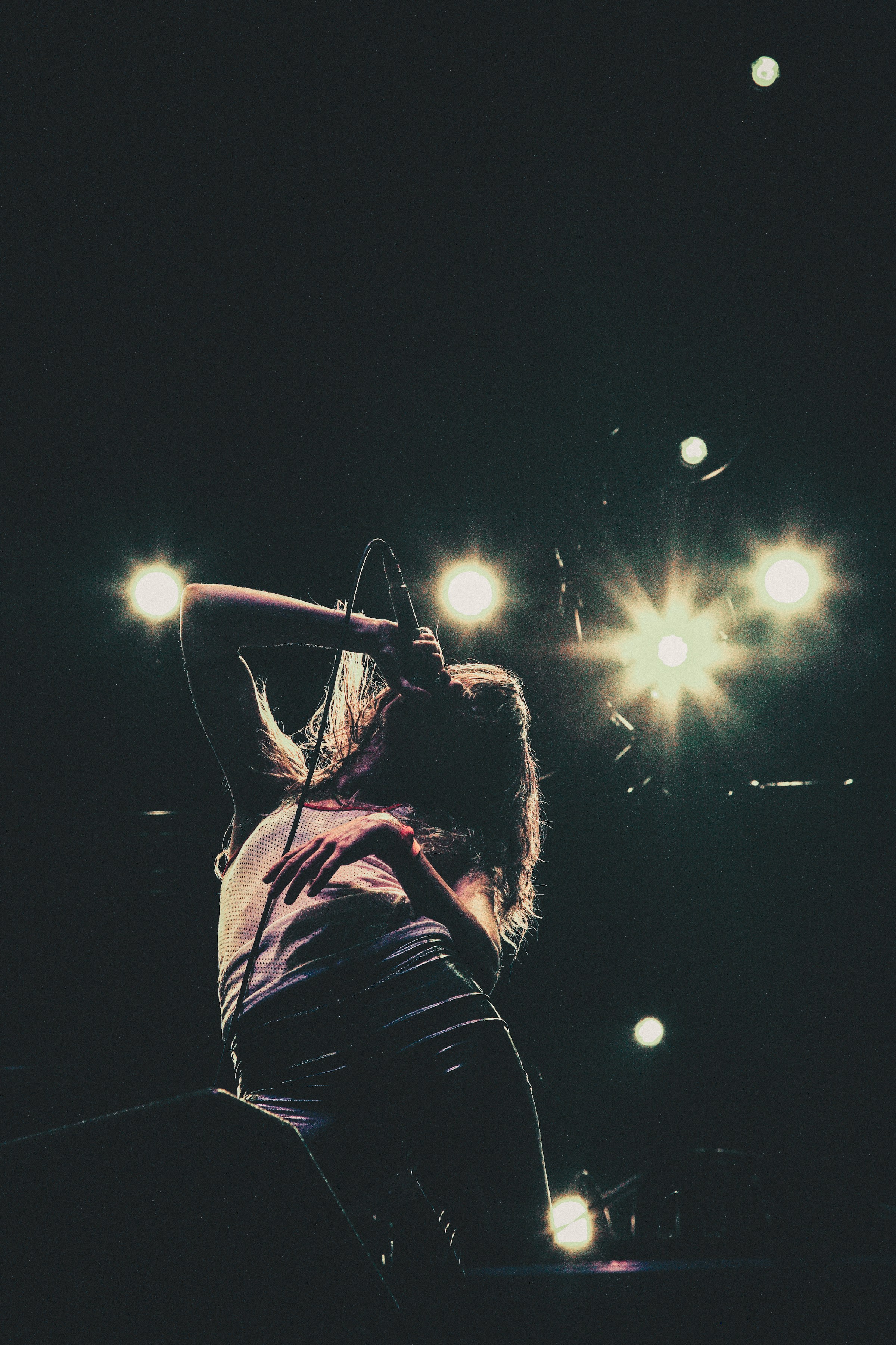 A woman singing on stage | Source: Unsplash