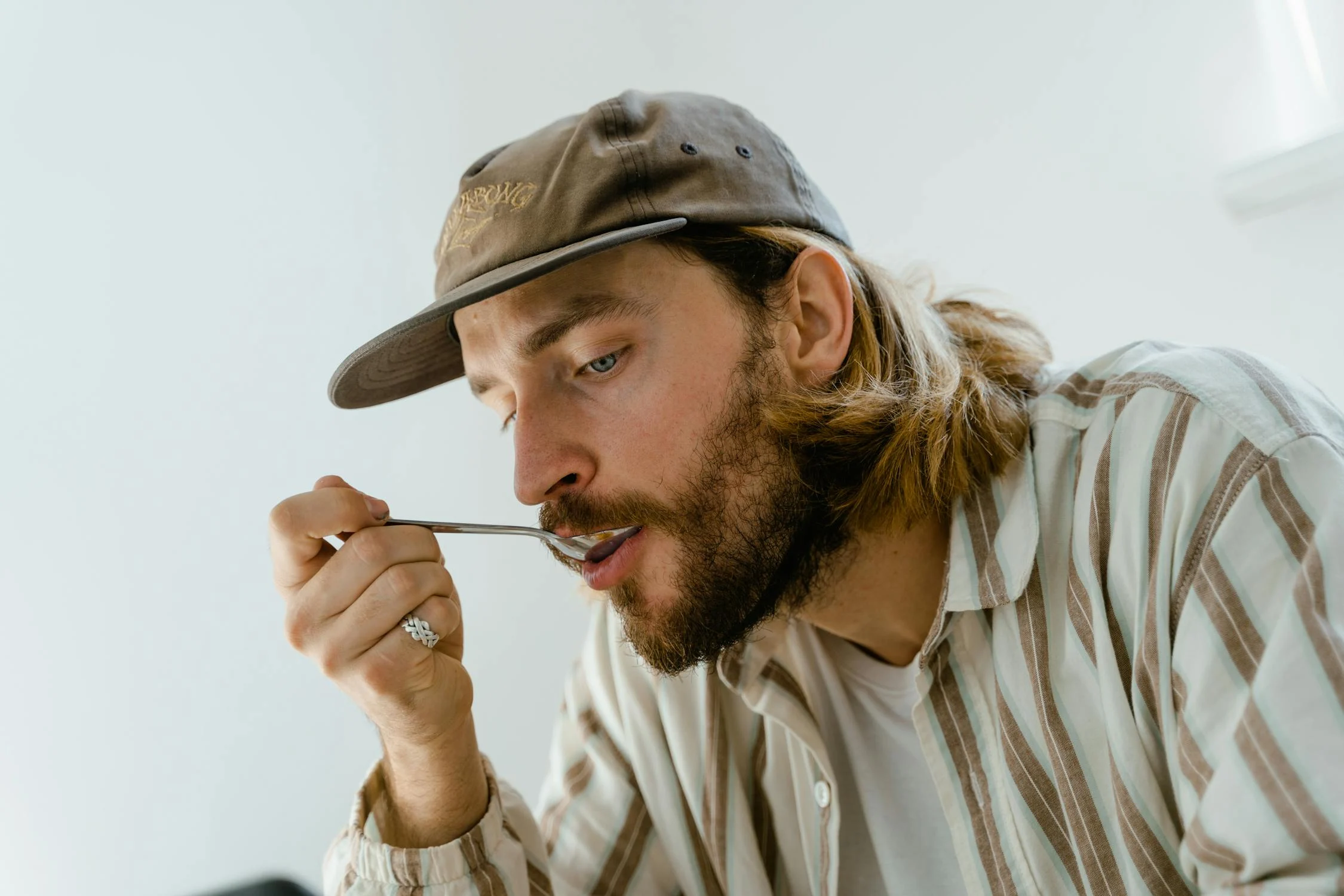 A man eating his food | Source: Pexels