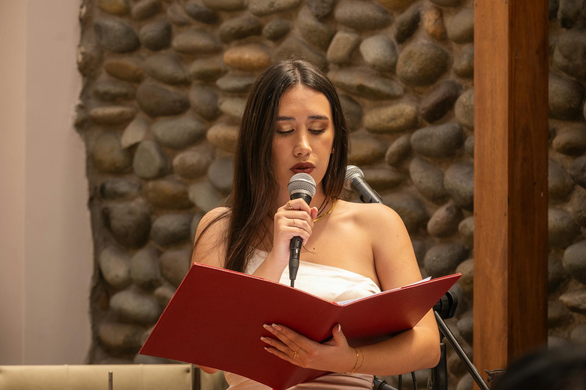 A young woman delivering a speech | Source: Pexels
