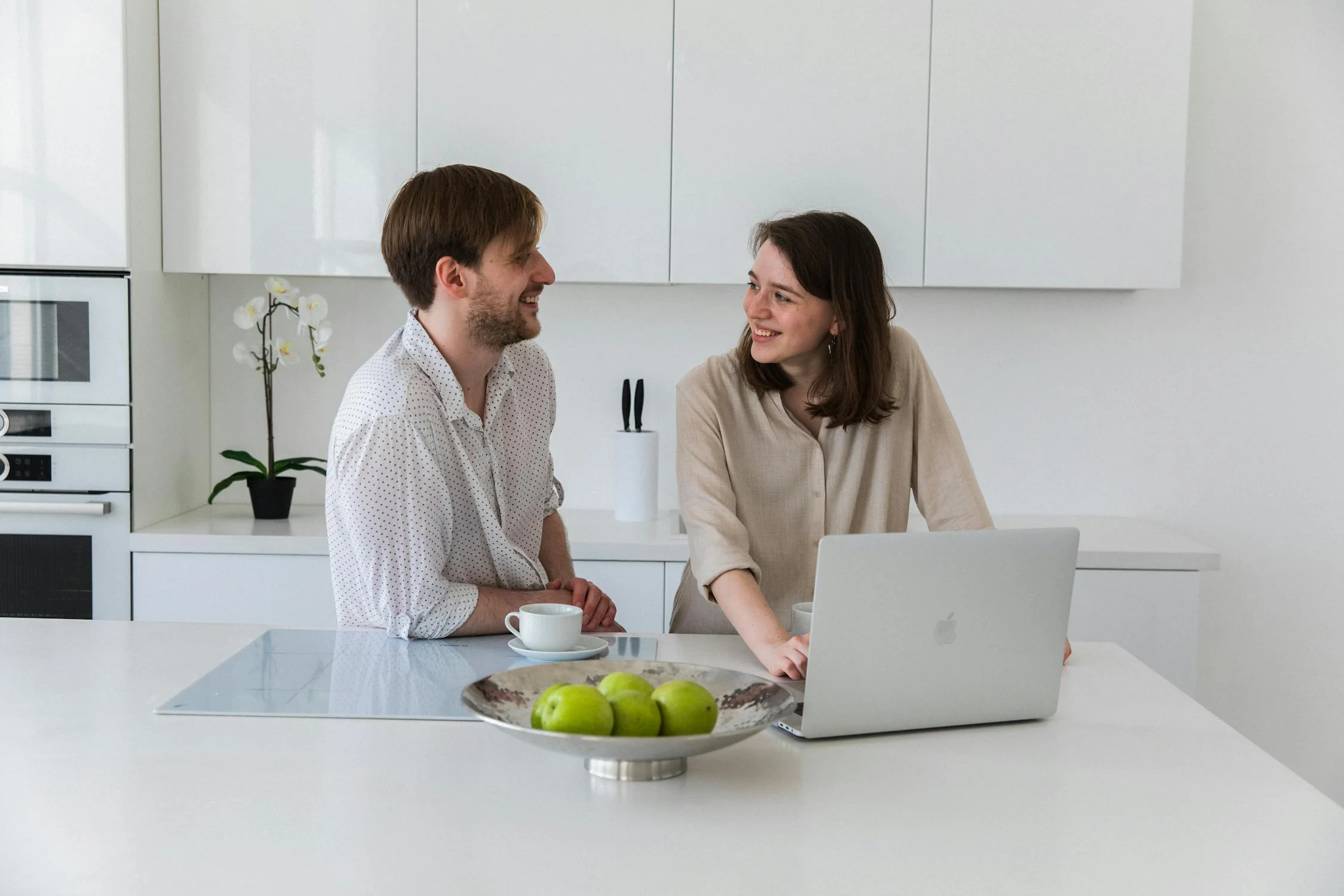 A couple having breakfast | Source: Pexels