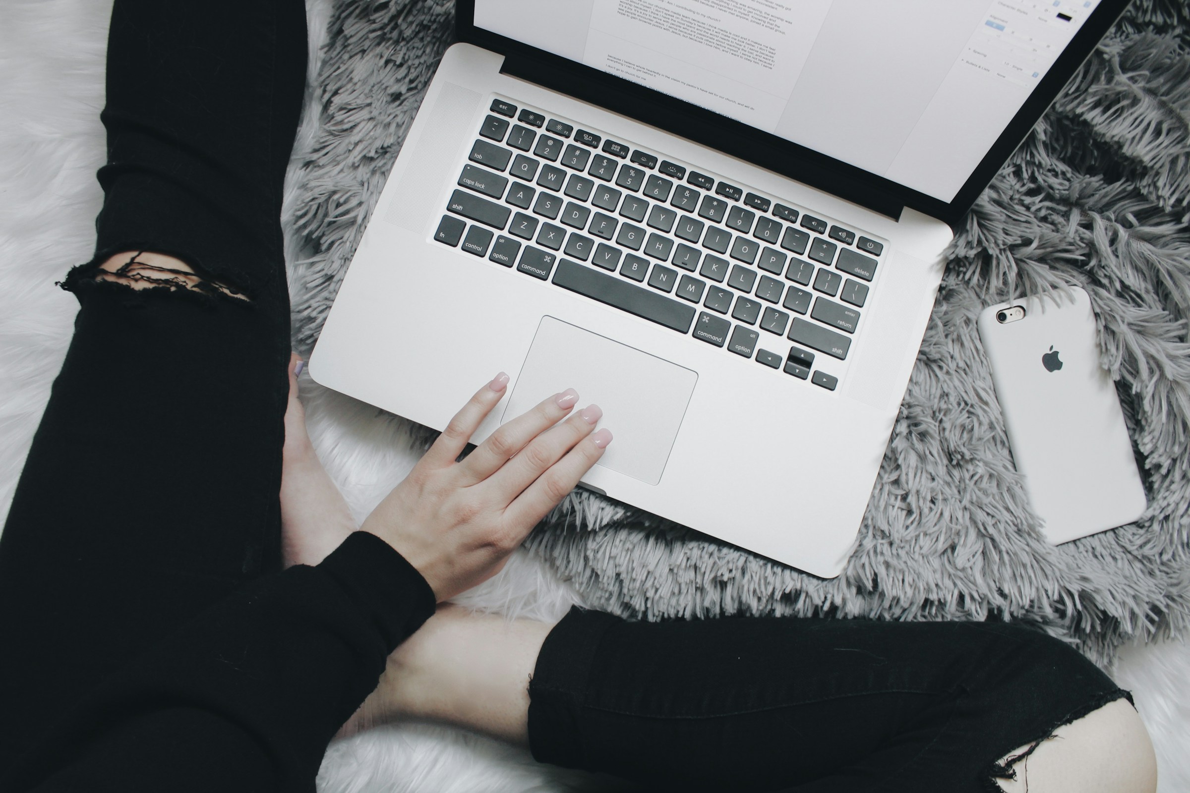 A woman using her laptop | Source: Unsplash