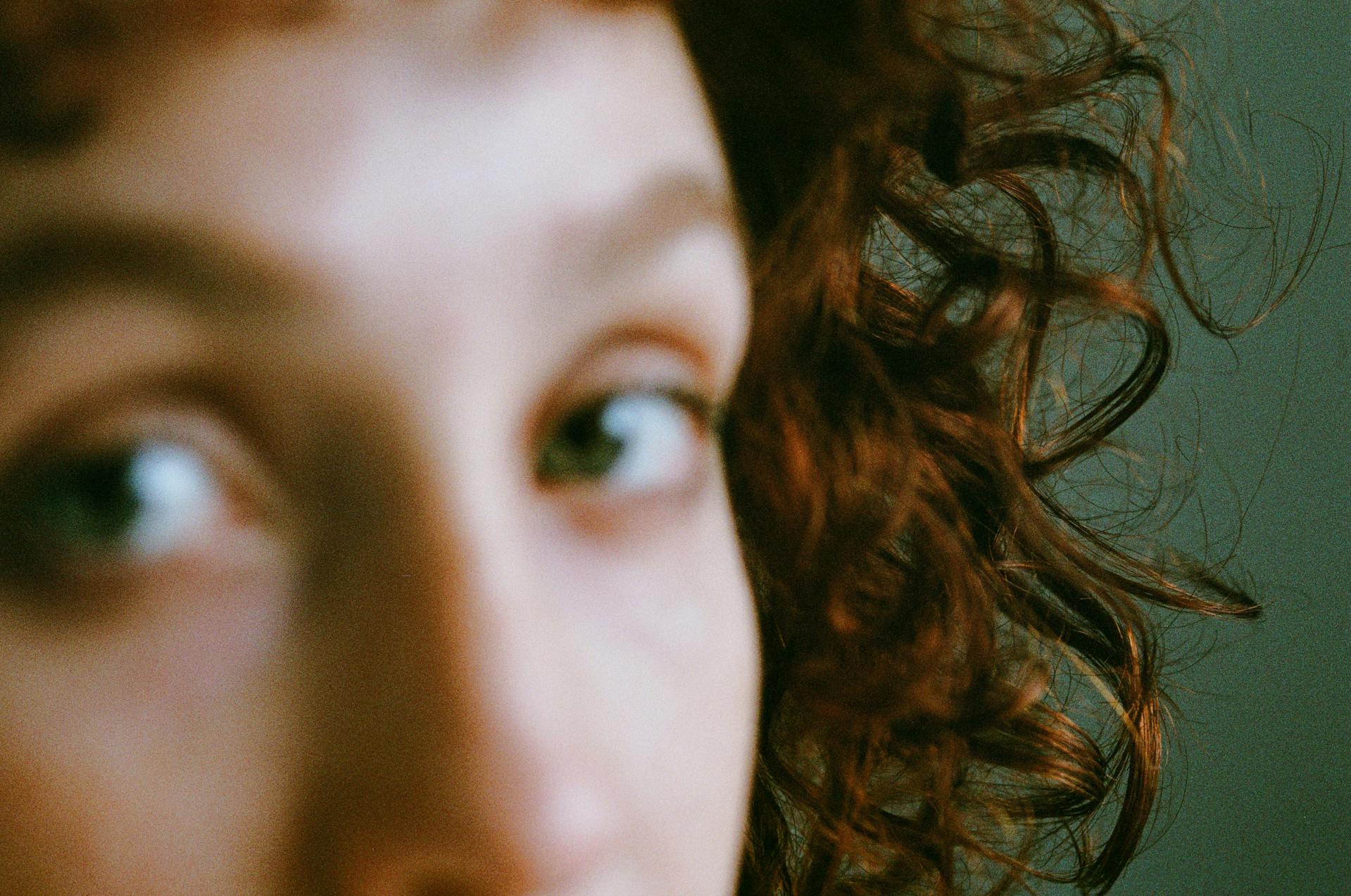 A woman glancing to one side | Source: Pexels