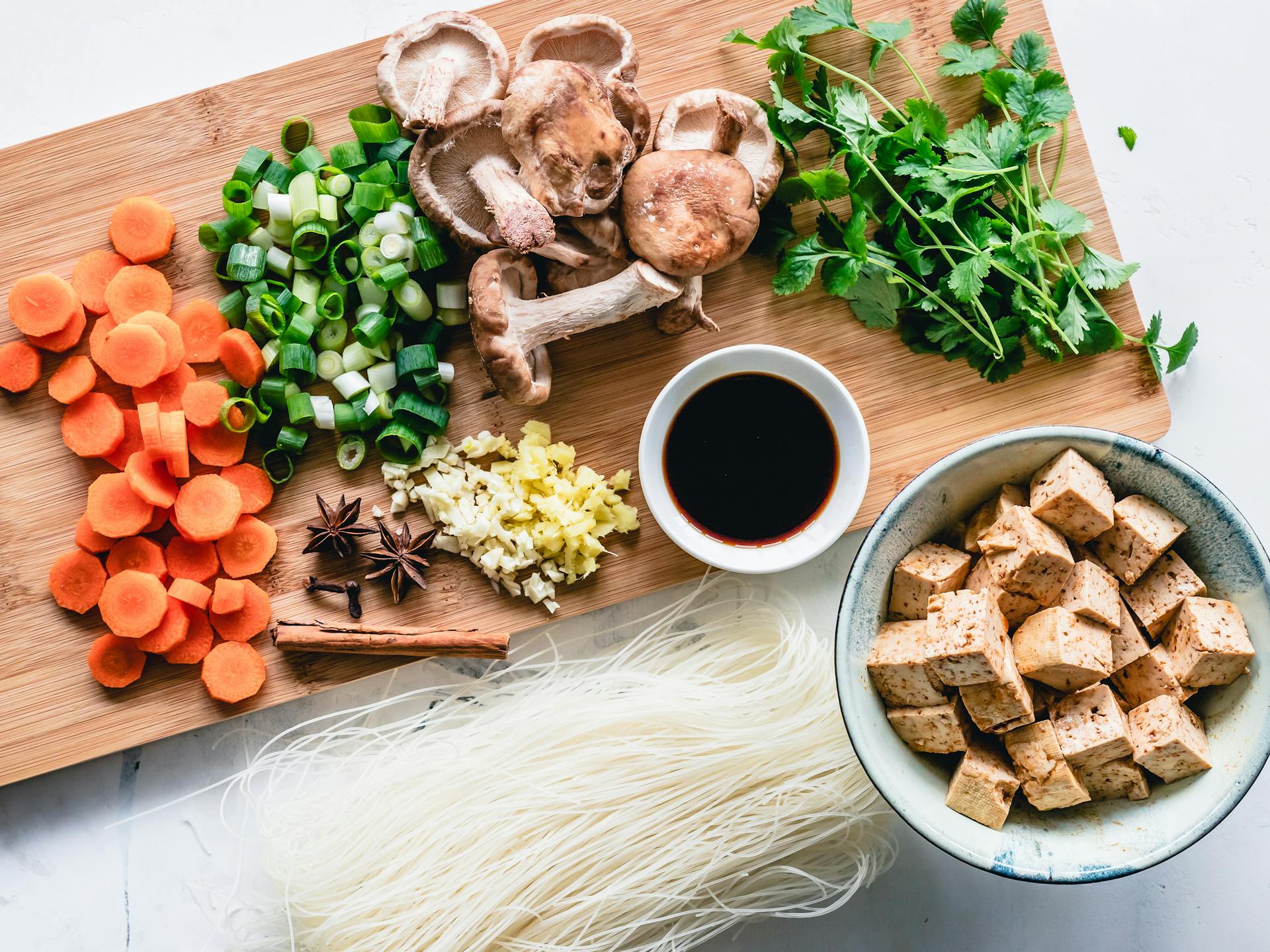 Vegetables on a cutting board | Source: Pexels