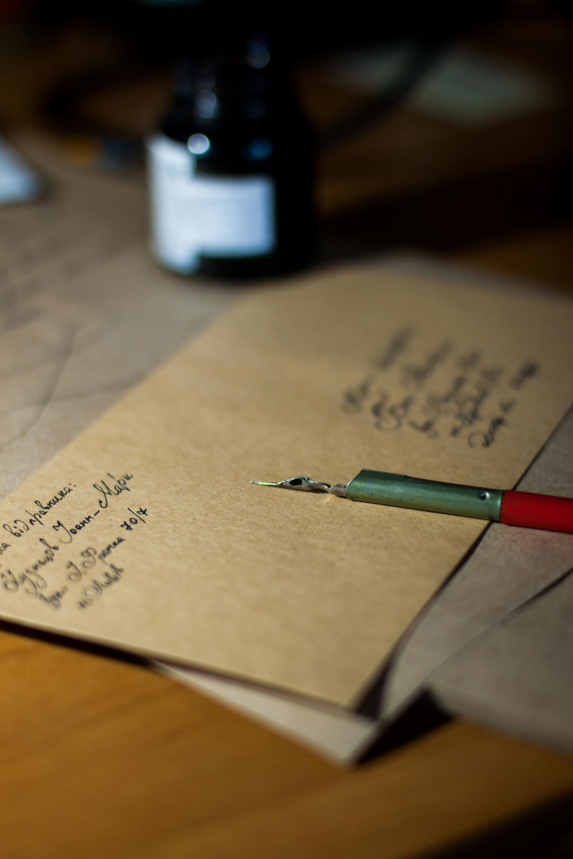 A brown envelope and an ink pen lying on a table | Source: Pexels
