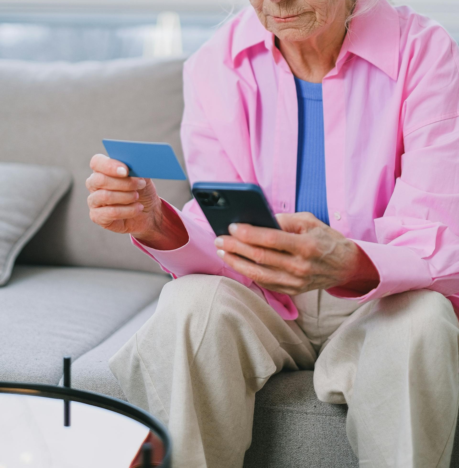 An older woman using a credit card | Source: Pexels