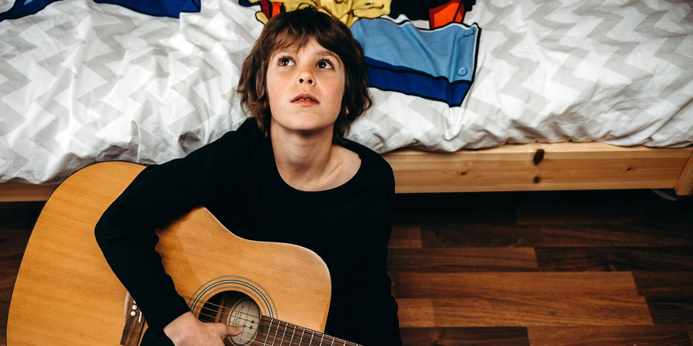 A teenge boy playing a guitar | Source: Freepik