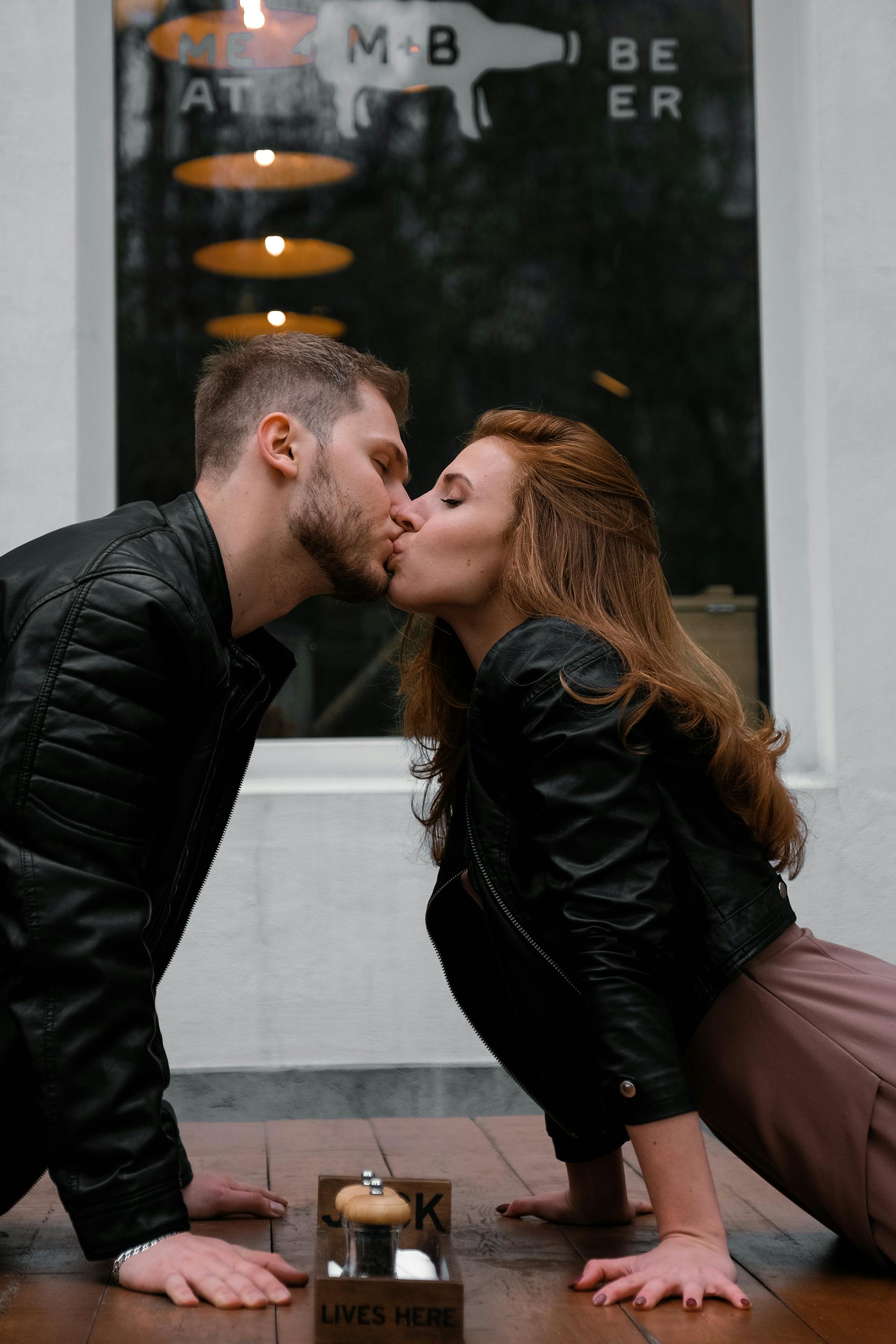 A couple kissing | Source: Pexels