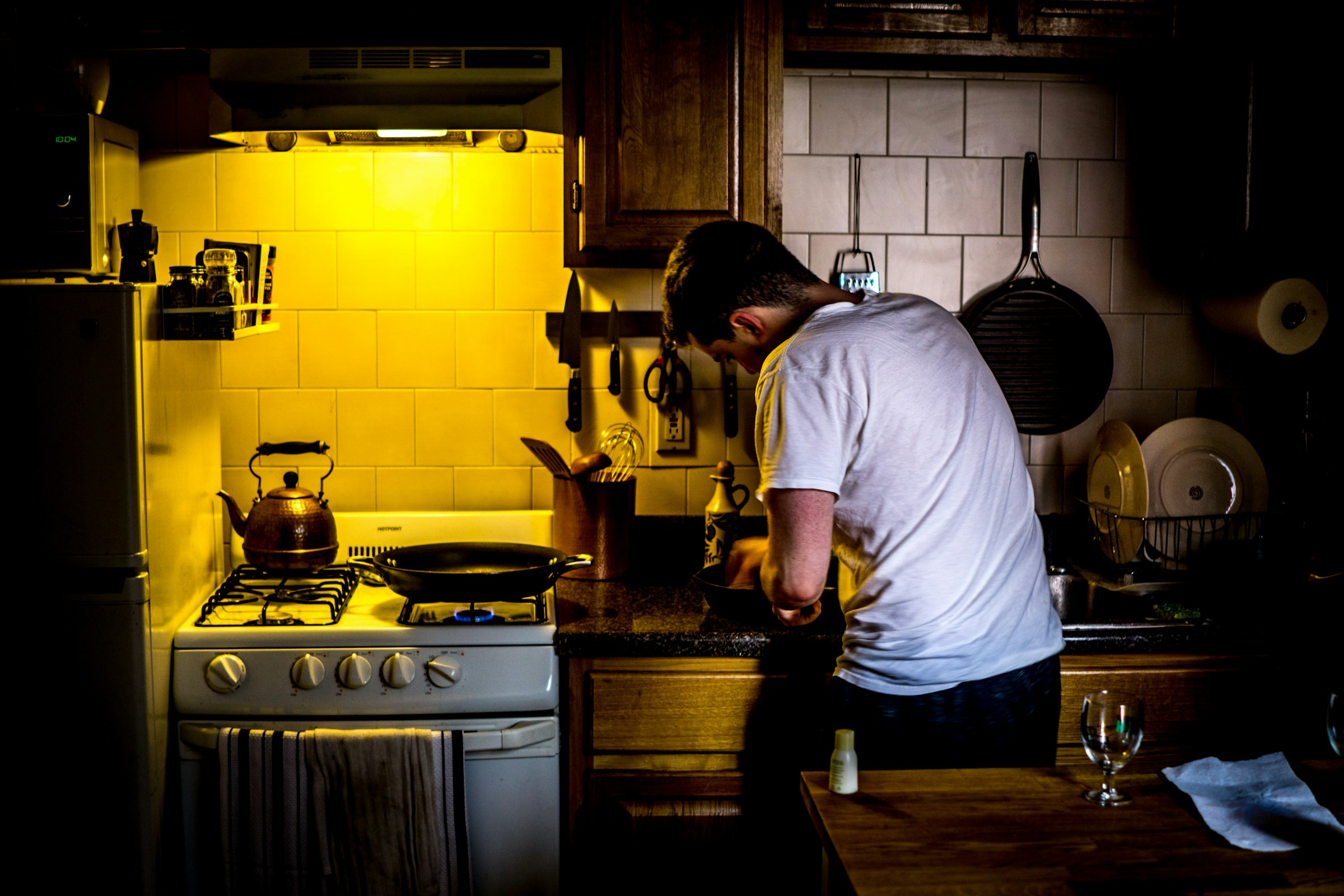 Un hombre en la cocina | Fuente: Unsplash