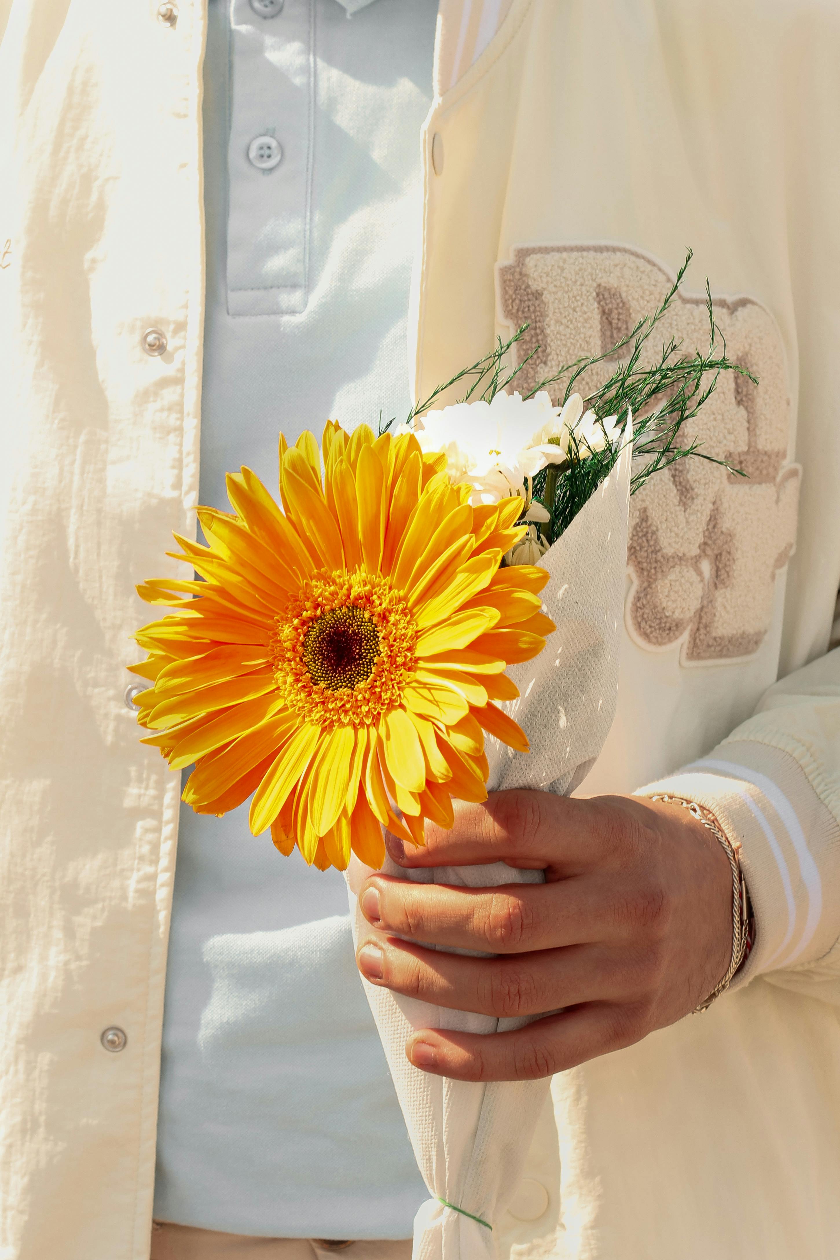 A man holding flowers | Source: Pexels