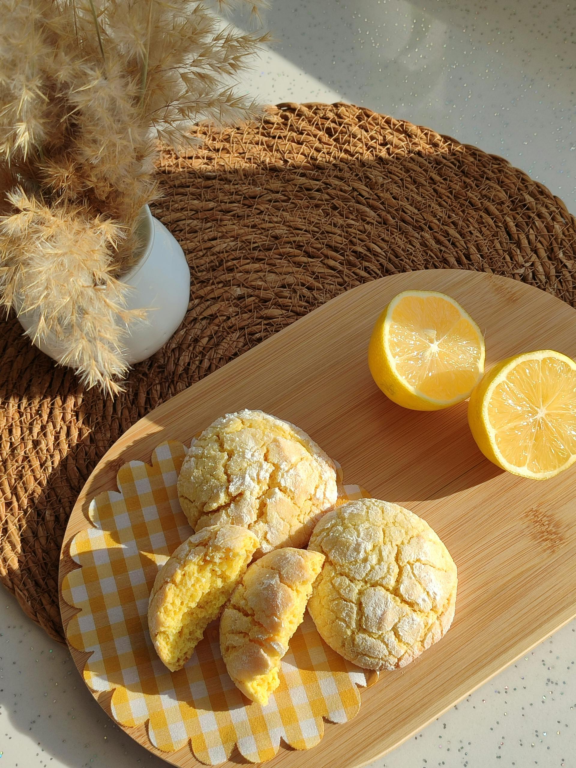 A photo of lemon cookies and fresh lemons on a wooden tray | Source: Pexels