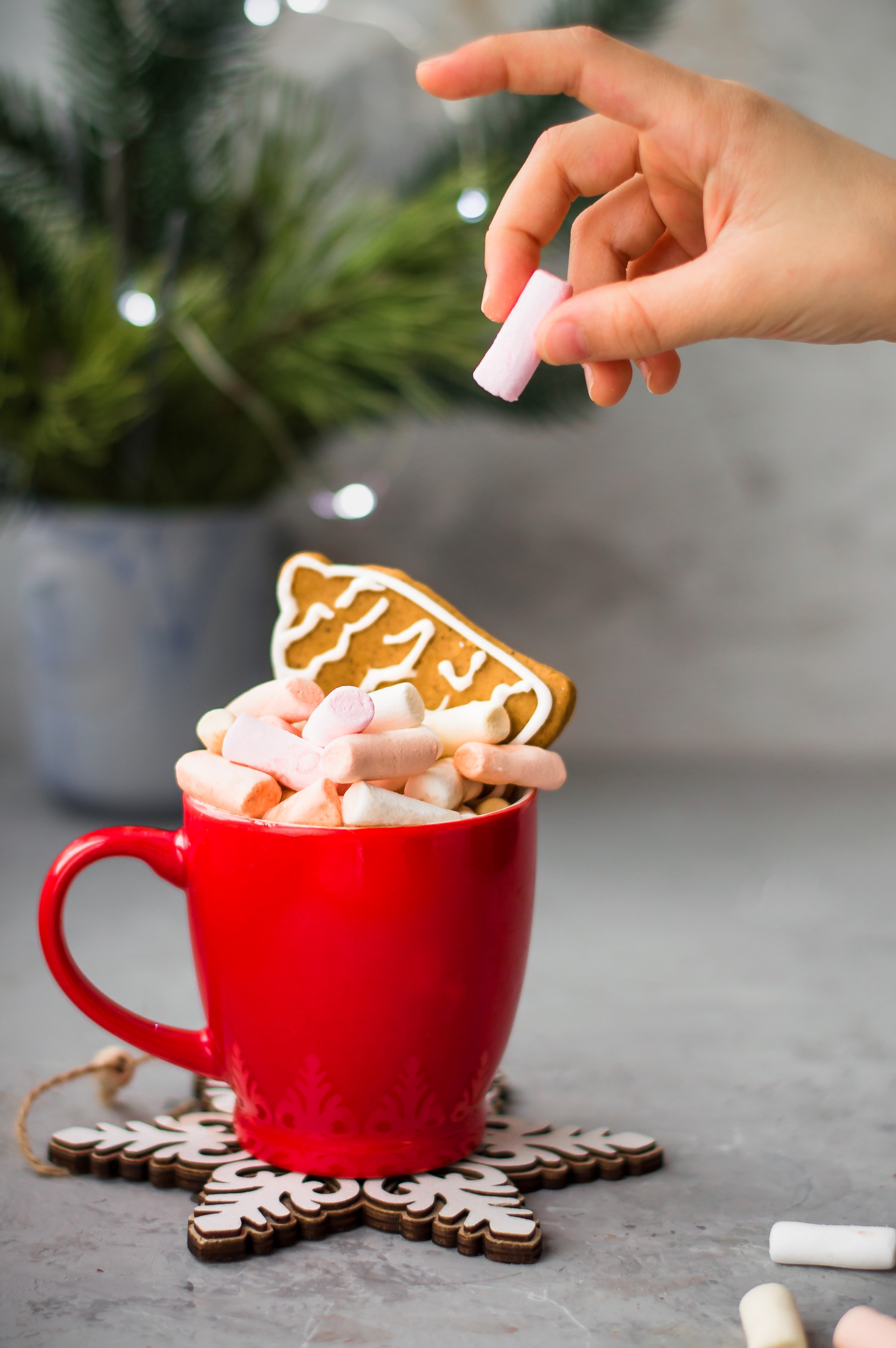 A child's hand holding marshmallow | Source: Shutterstock