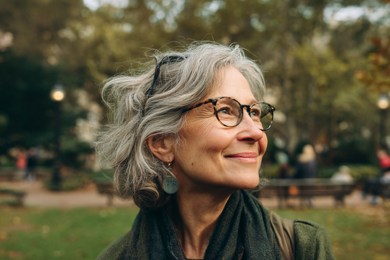 An older woman in a park | Source: Midjourney