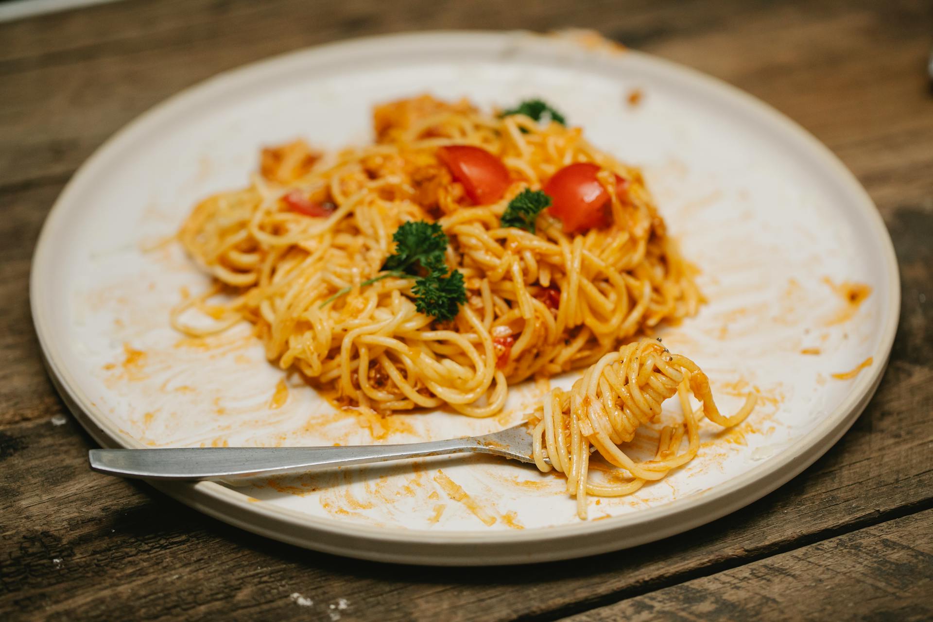 A fork on a half-eaten plate of pasta | Source: Pexels