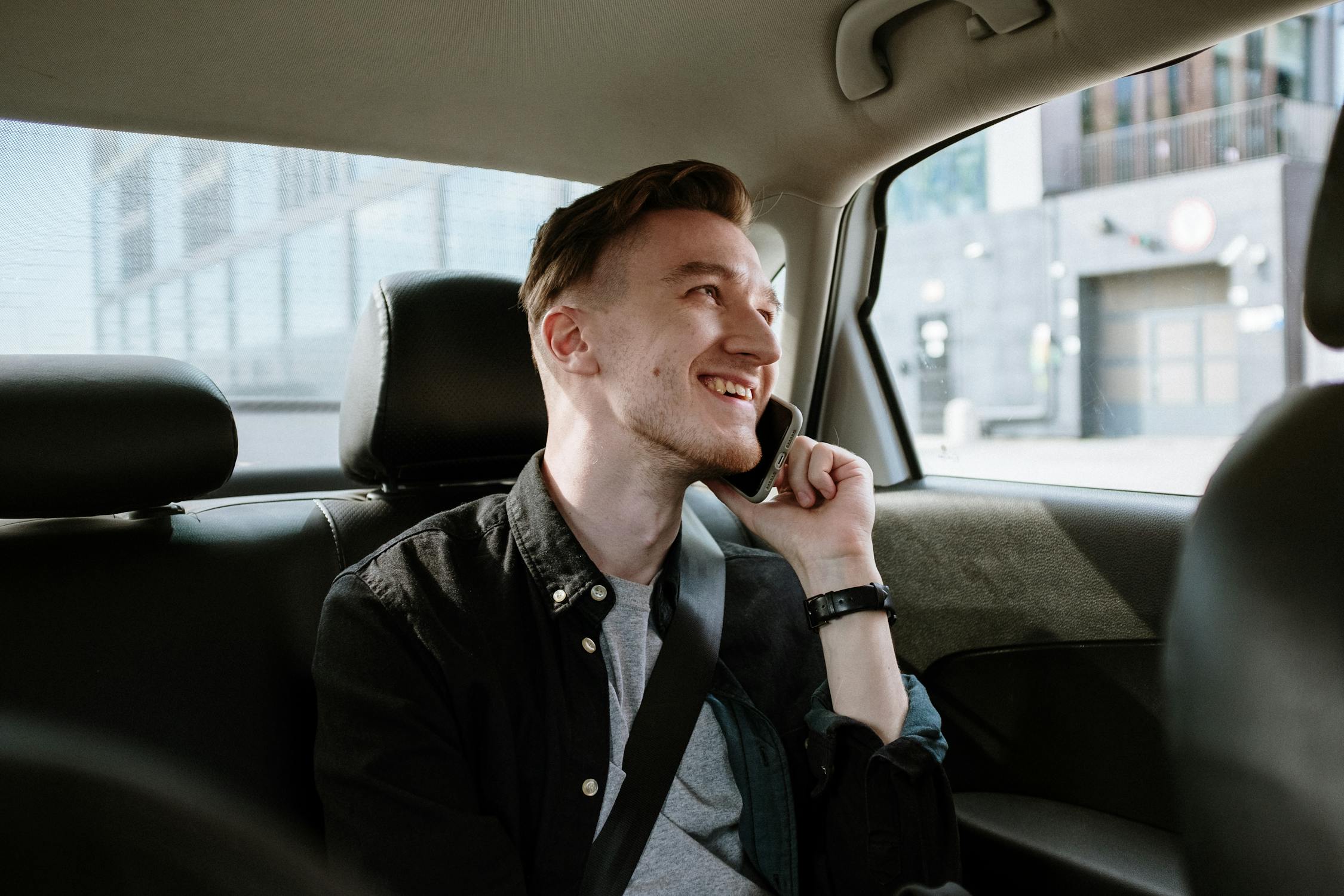 A man talking on his phone in his car | Source: Pexels