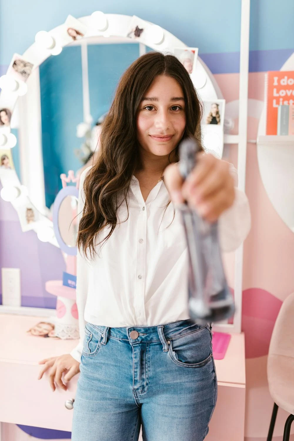 A smiling hair stylist | Source: Pexels