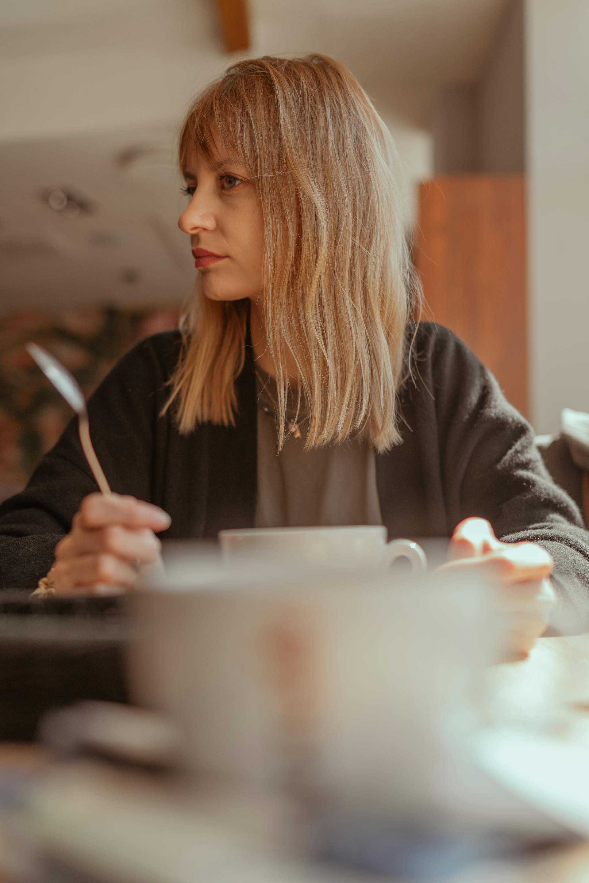 A woman sitting in a cafe | Source: Pexels