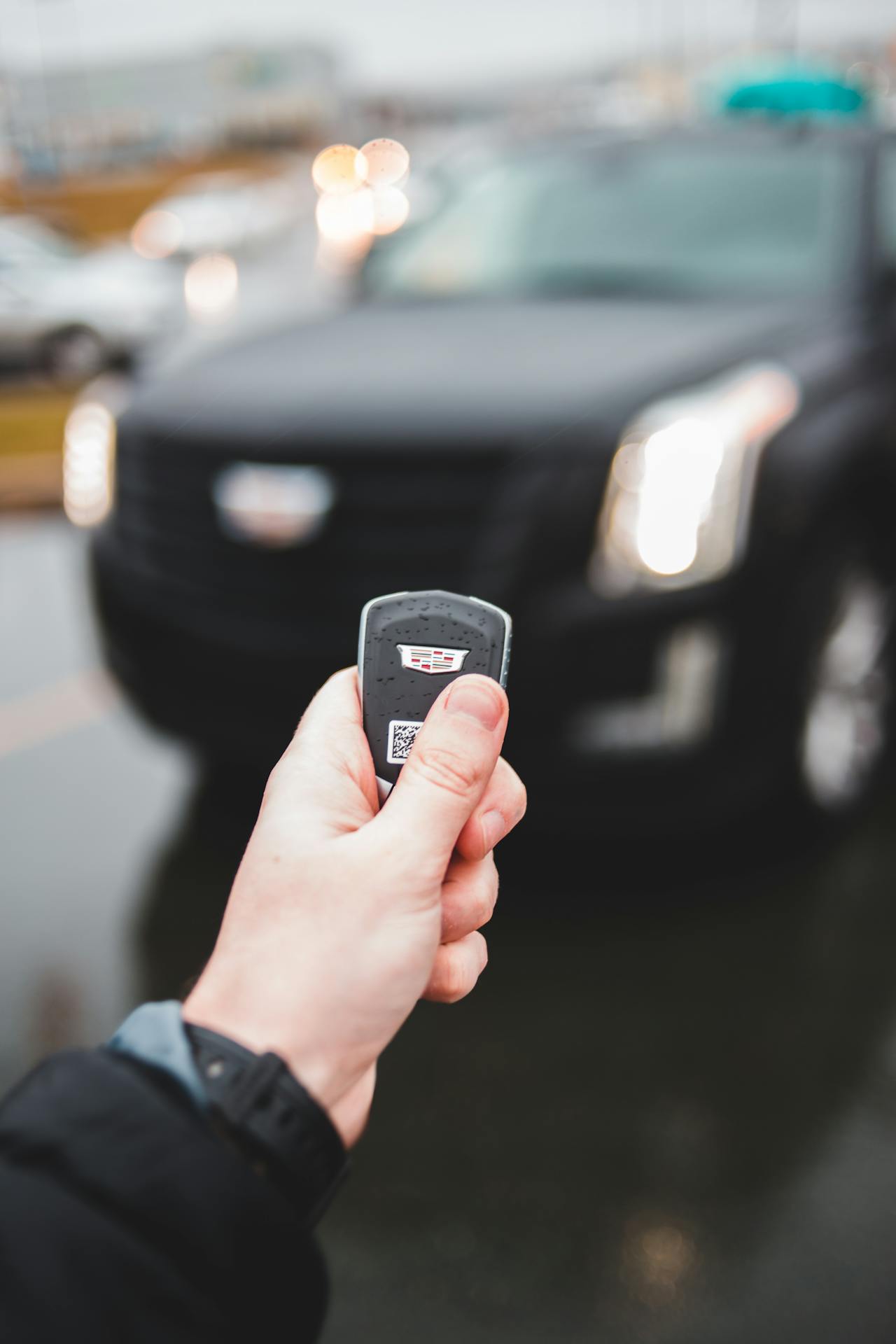 Un homme tenant sa clé de voiture | Source : Pexels