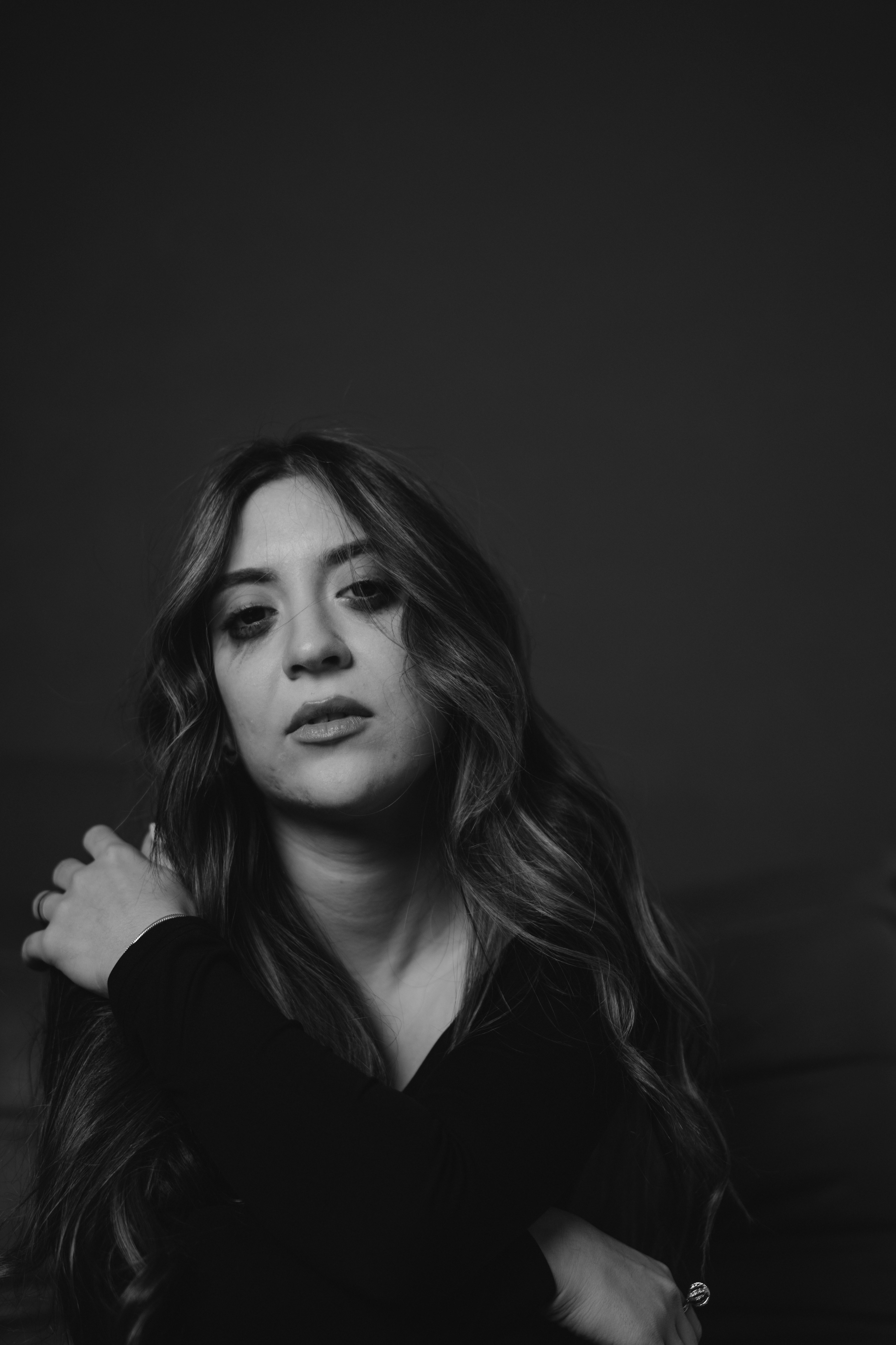 A close up of a pensive woman | Source: Unsplash
