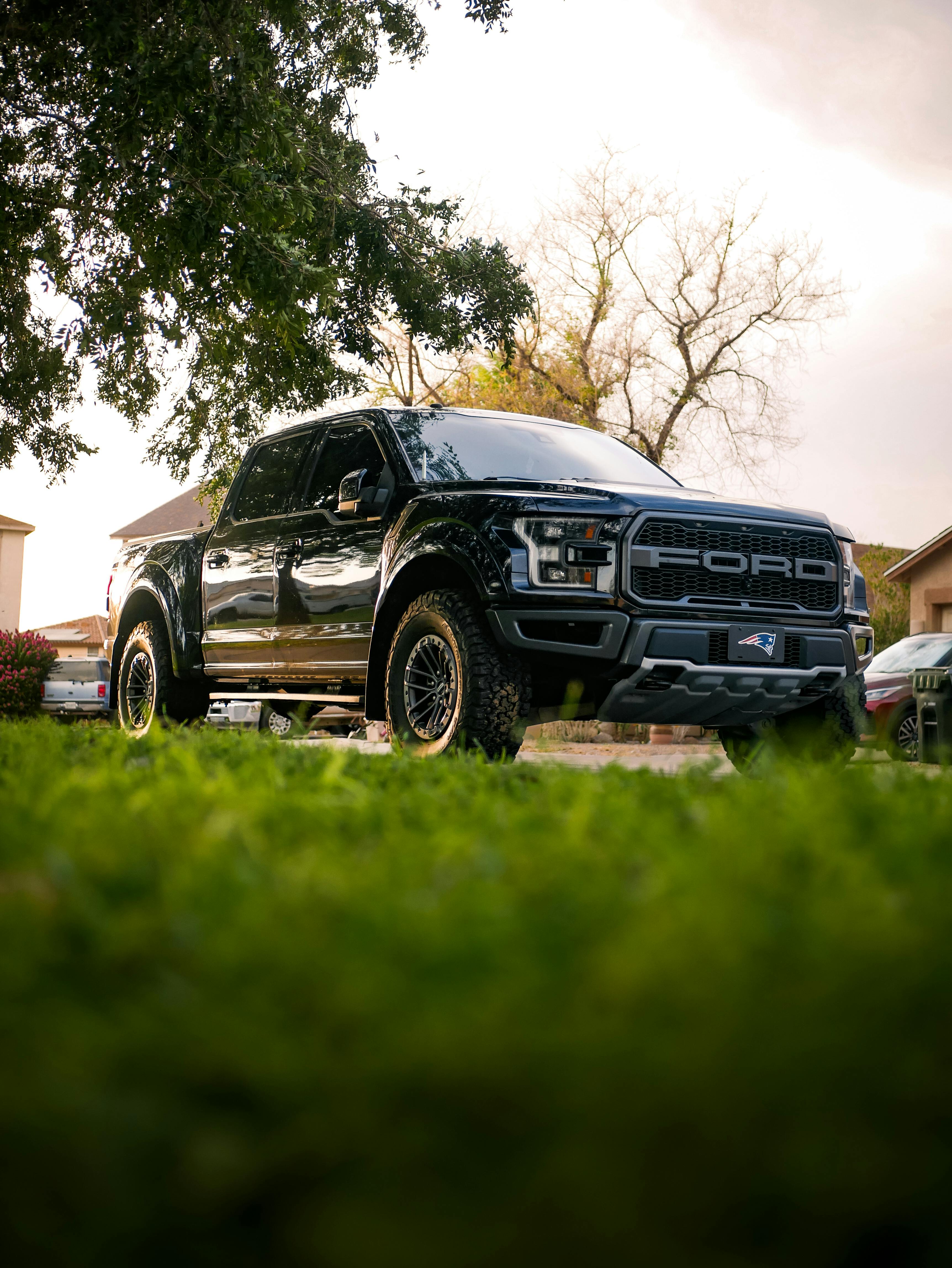Cars in a driveway | Source: Pexels
