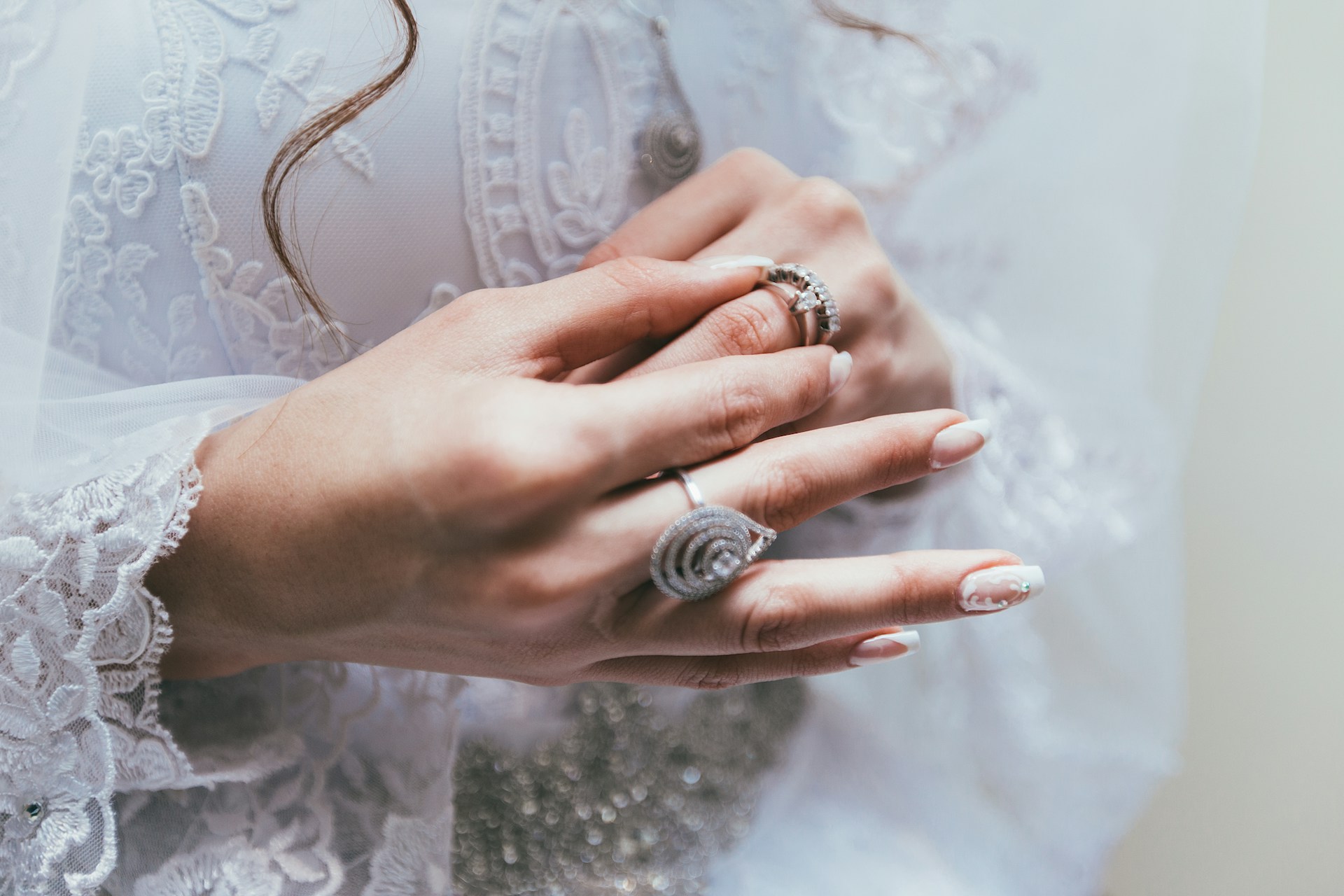 A woman taking off her ring | Source: Unsplash