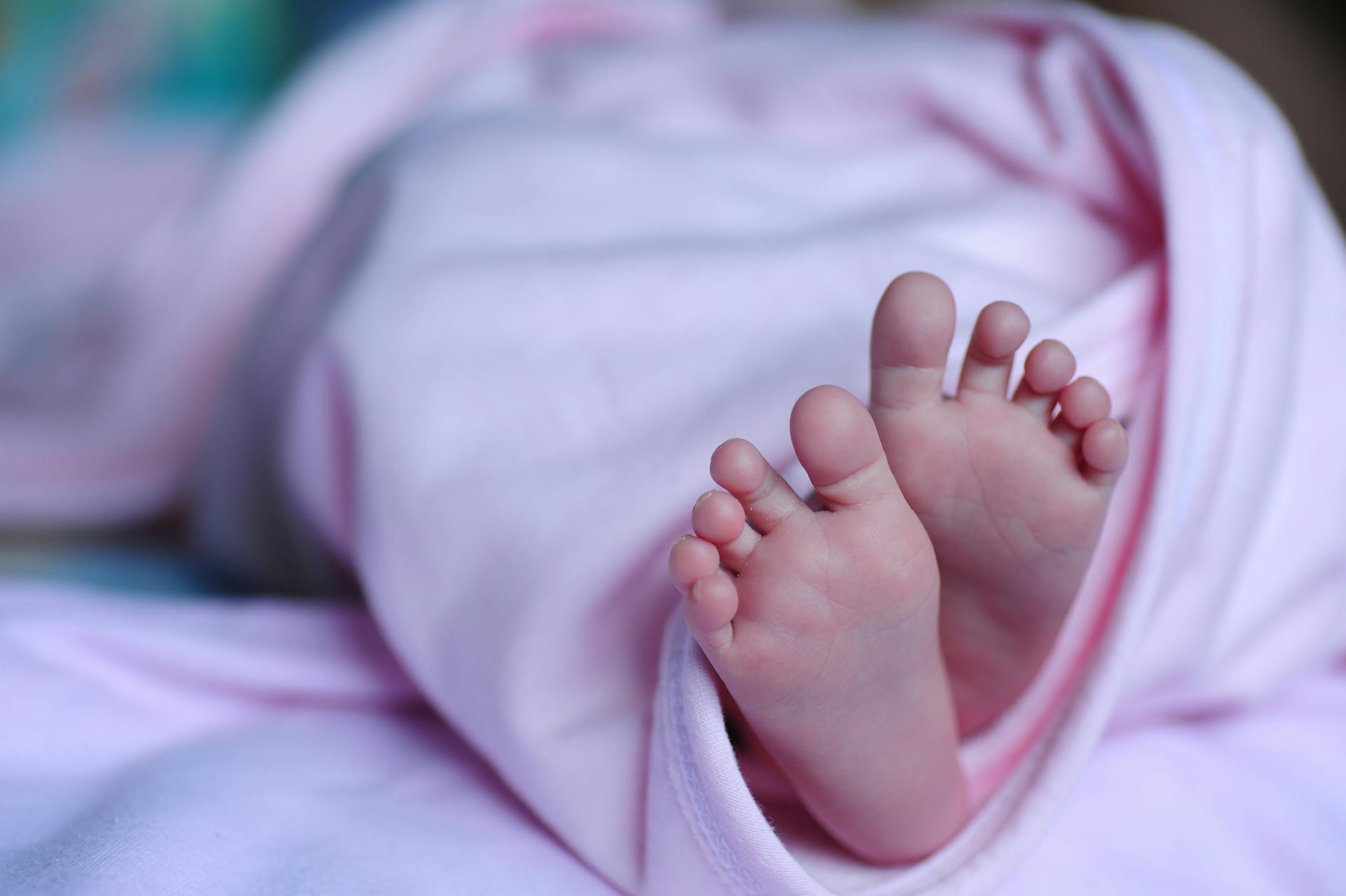 A newborn baby in a bassinet | Source: Pexels